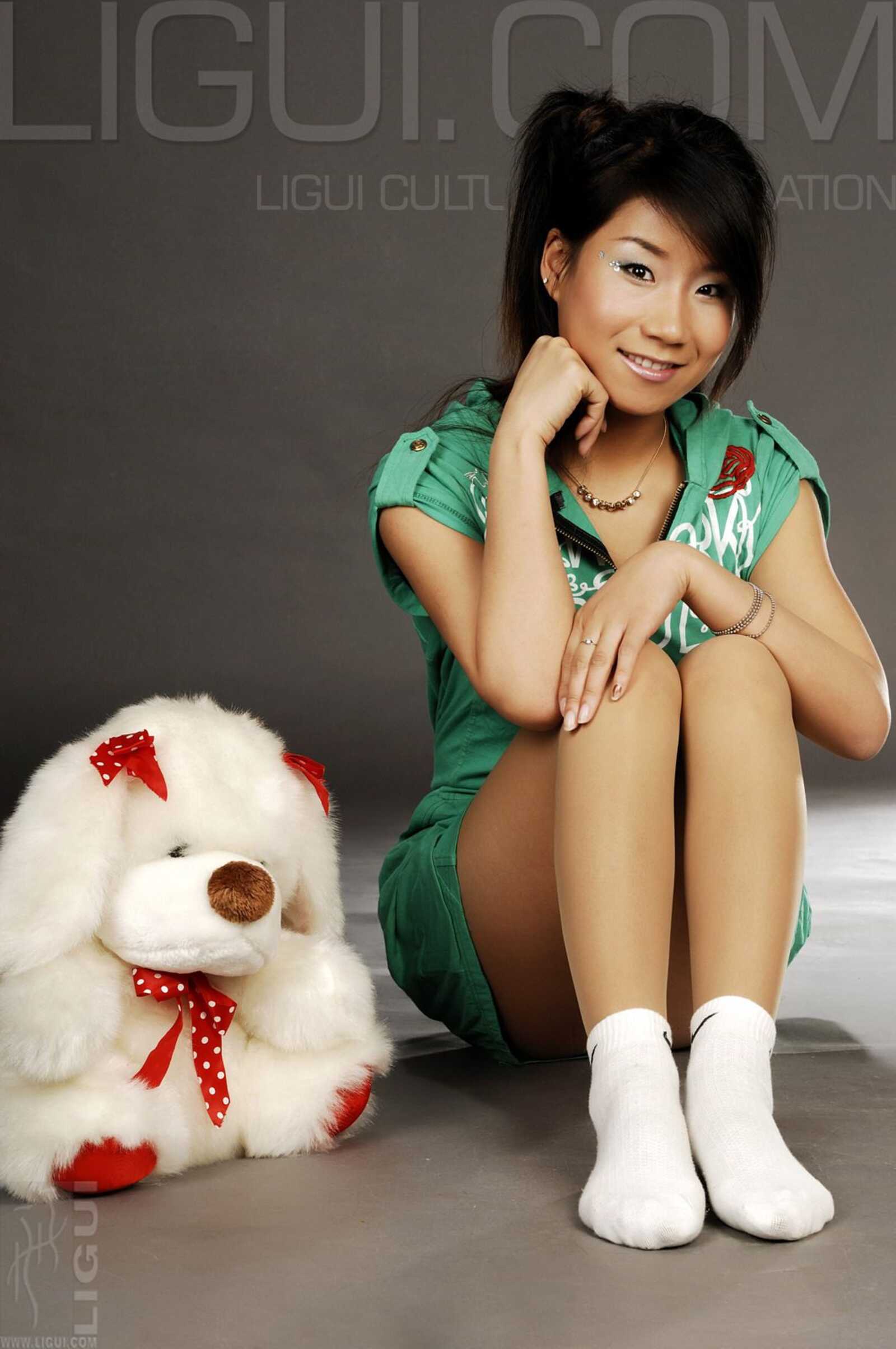 [丽柜LiGui] Model 默默《顽皮的小熊》丝足写真图片第6张