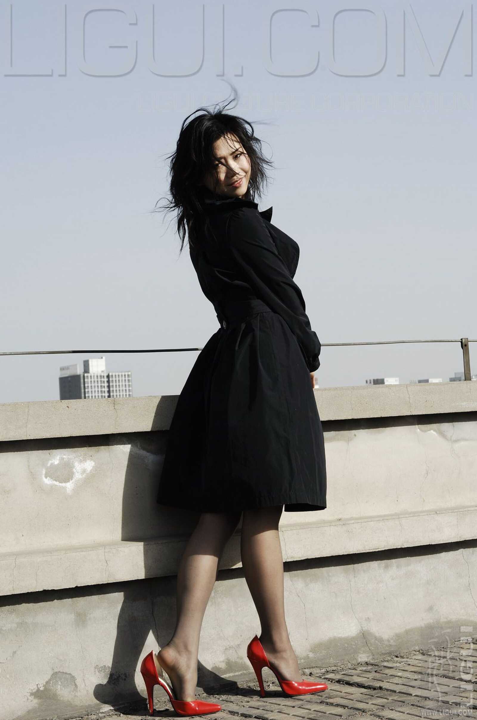 [丽柜LiGui] Model 程海伦《紅與黑》丝足写真图片第6张