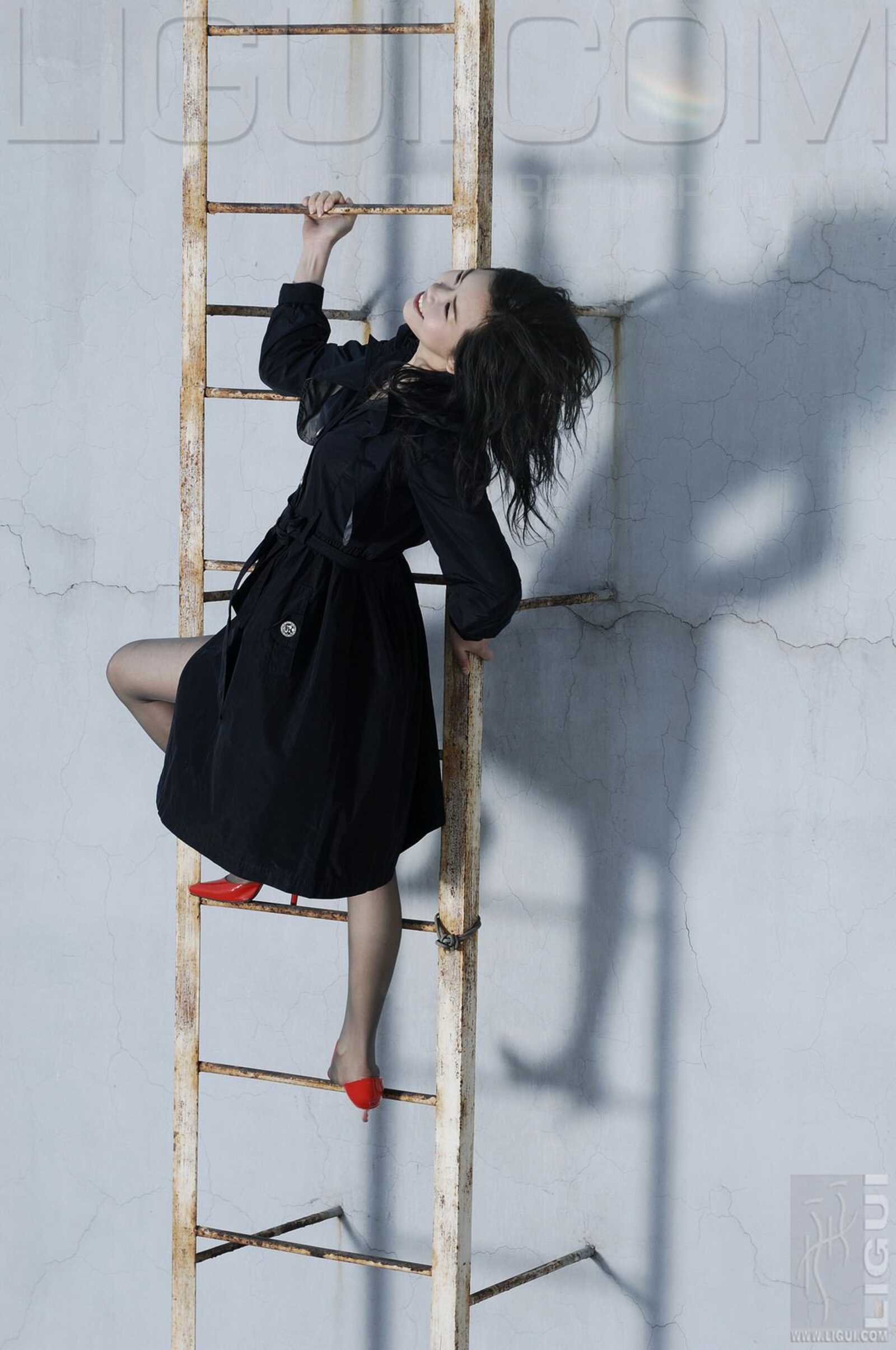 [丽柜LiGui] Model 程海伦《紅與黑》丝足写真图片第1张