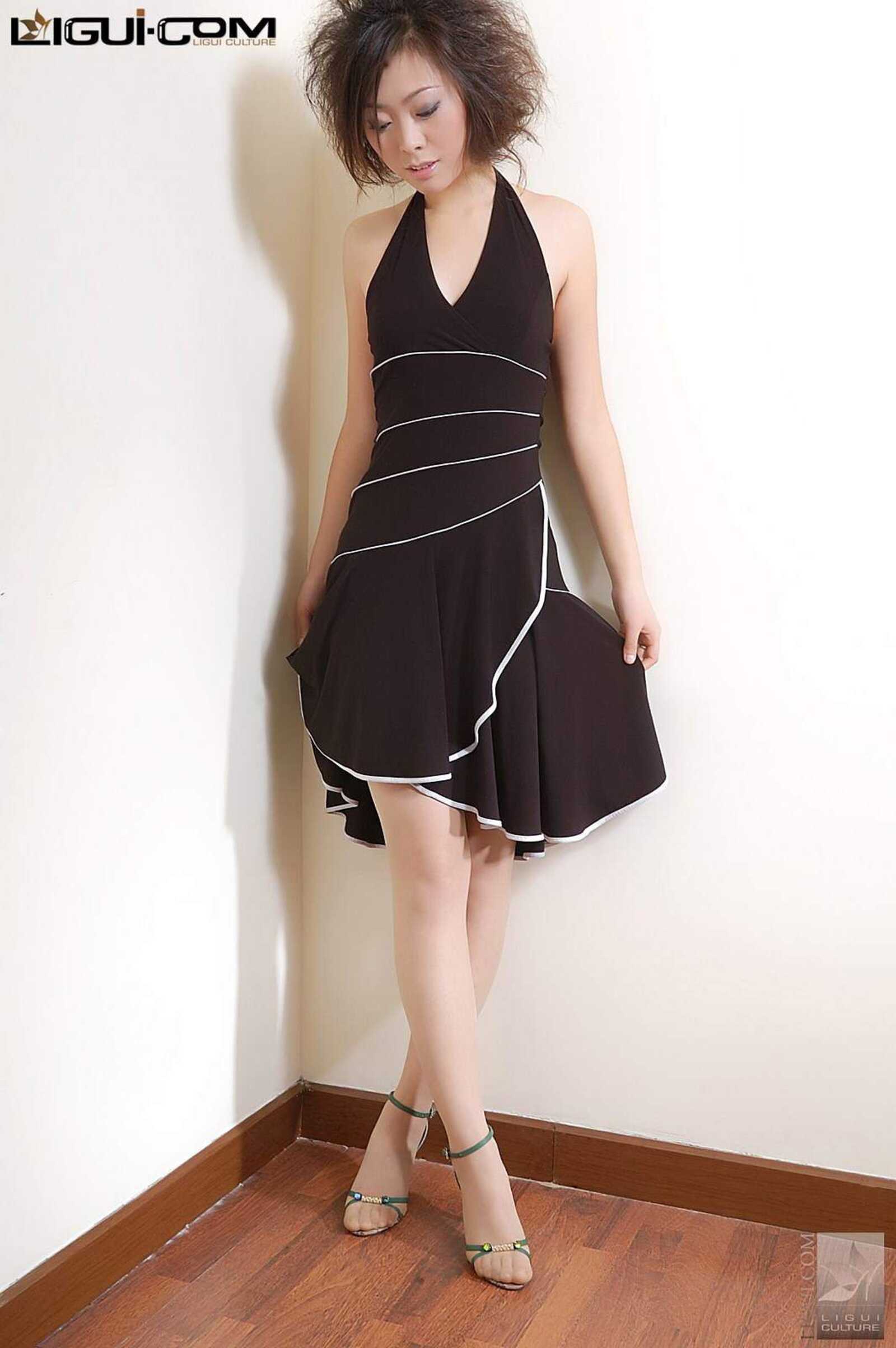 [丽柜LiGui] Model 冯璐《展开长裙的翅膀》丝足写真第3张