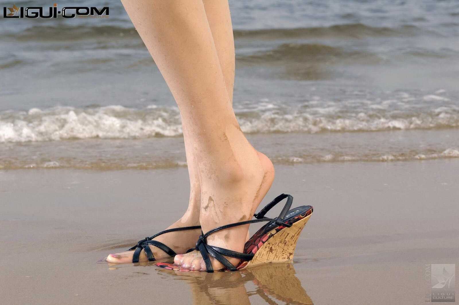 Model 菲儿 《沙滩湿身玉足》 [丽柜LiGui] 丝足写真第9张