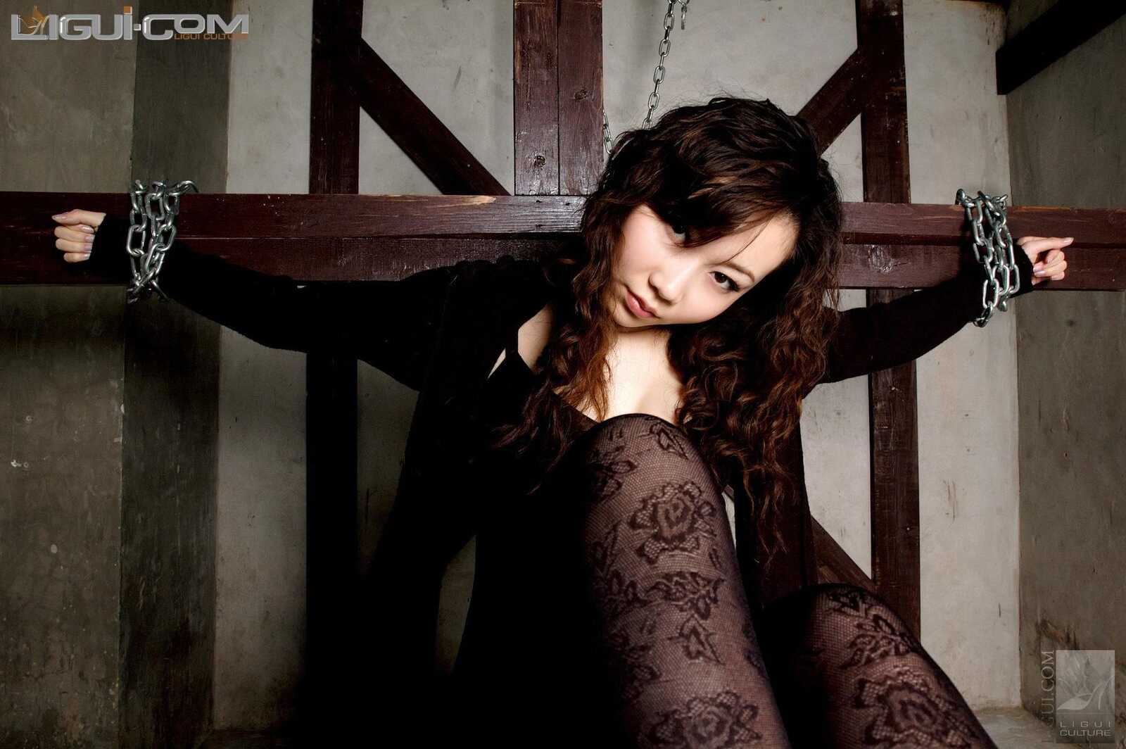 [丽柜美束LiGui] Model 露露《黑丝镣铐》丝足写真图第2张