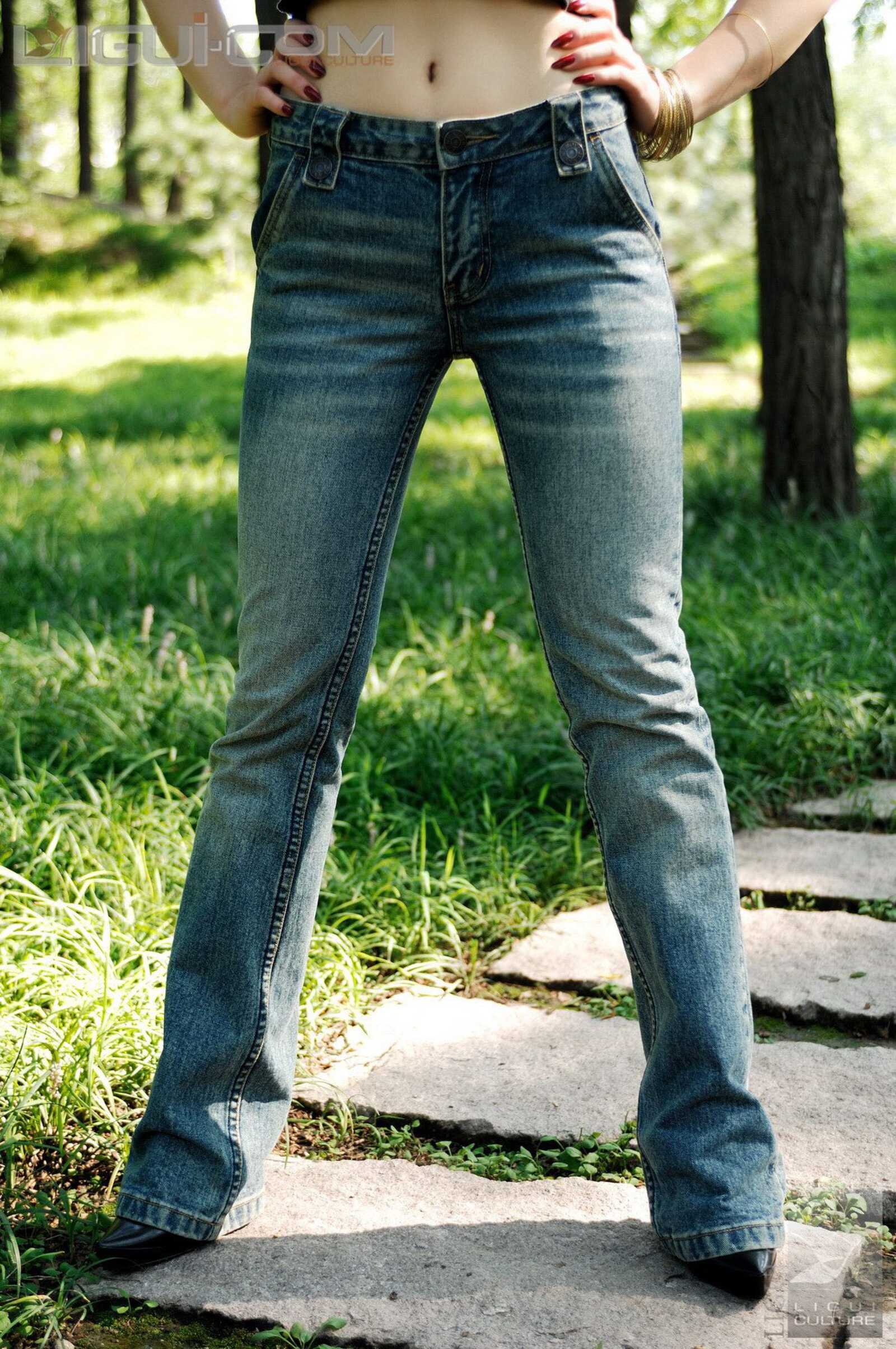 Model 冰清《牛仔和丝袜街拍》 [丽柜LiGui] 丝足写第13张