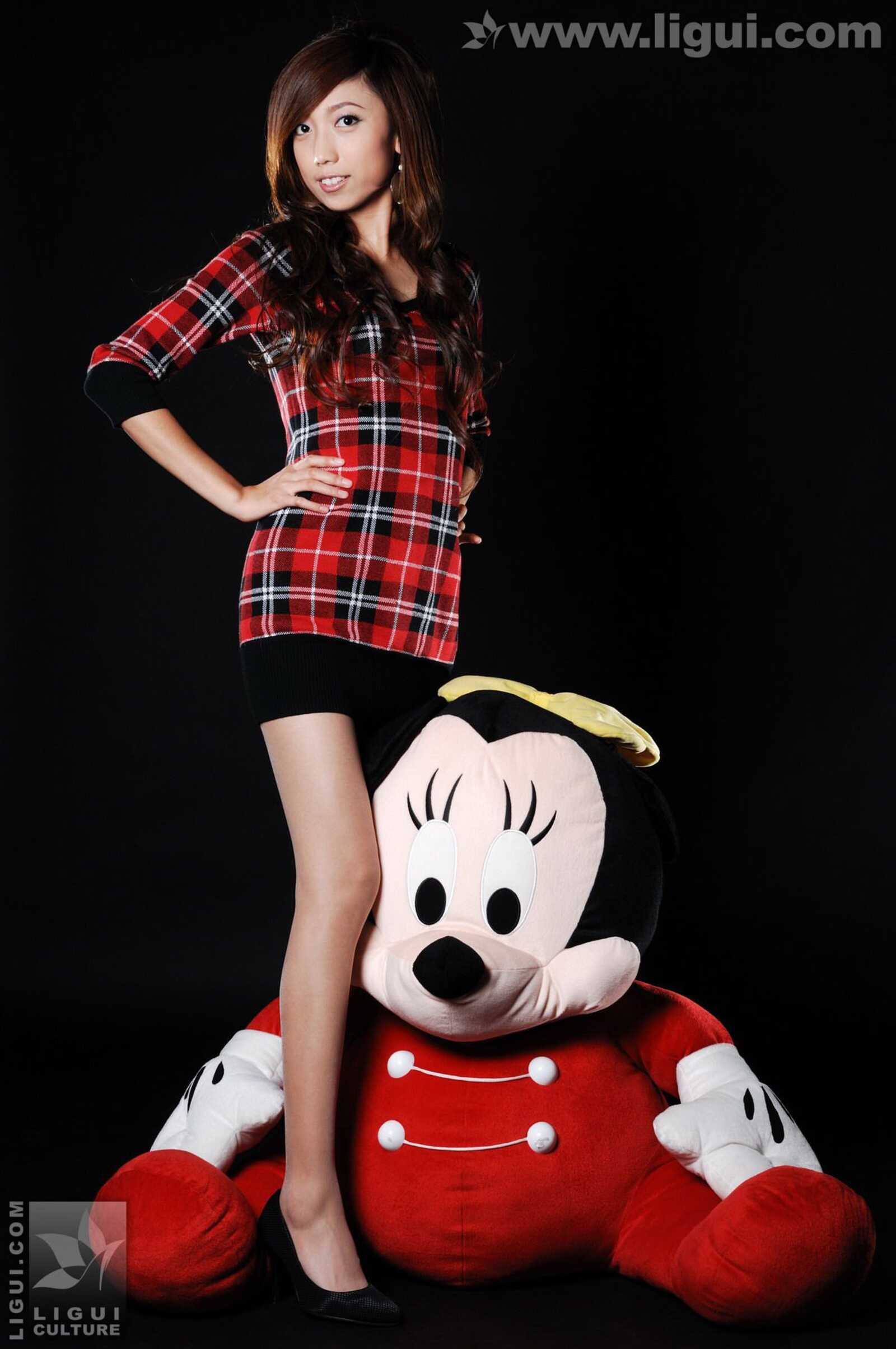 Model 梦娜《与玩偶之间的丝袜美足嬉戏》 [丽柜第8张