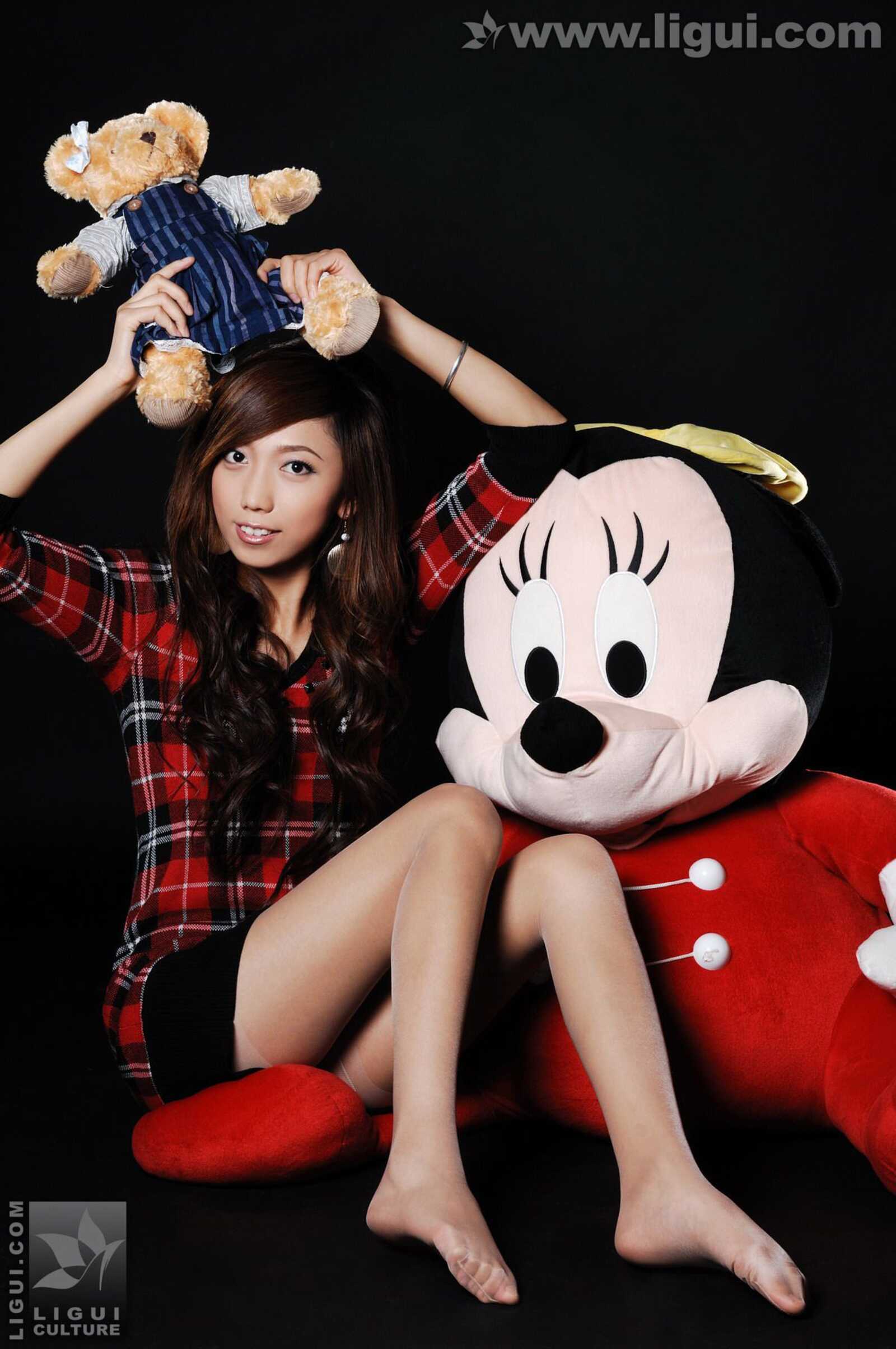 Model 梦娜《与玩偶之间的丝袜美足嬉戏》 [丽柜第6张