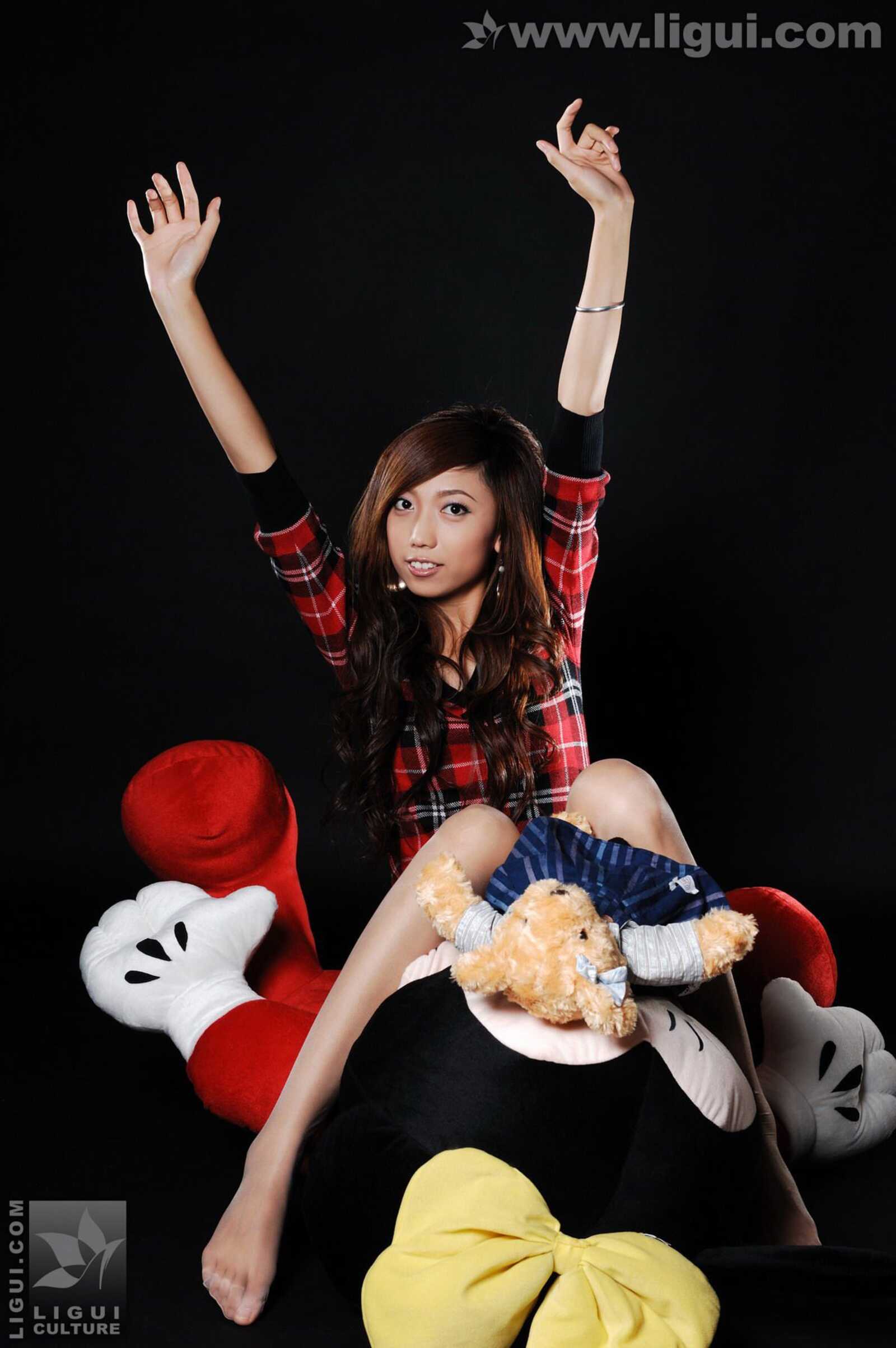 Model 梦娜《与玩偶之间的丝袜美足嬉戏》 [丽柜第3张