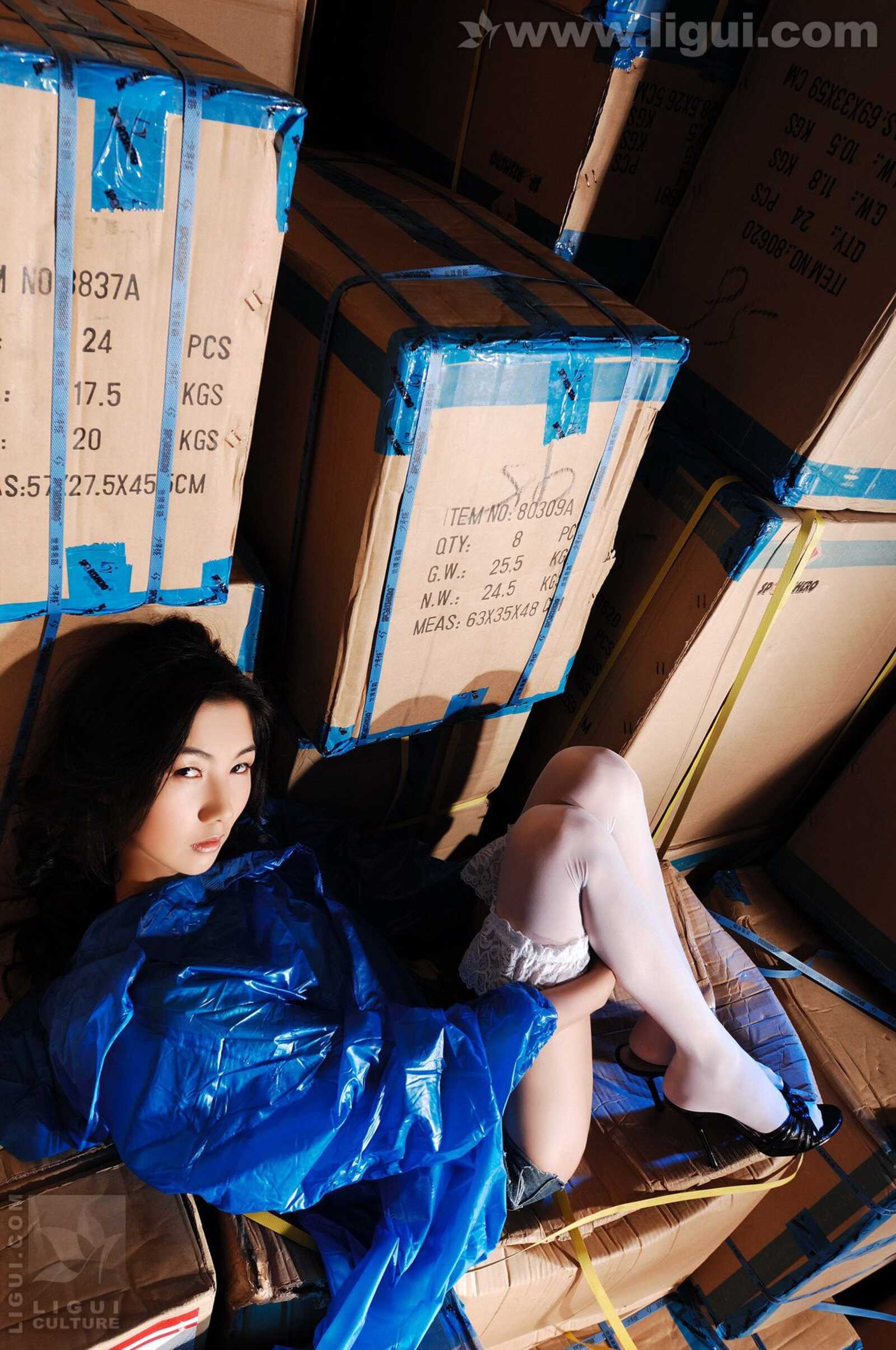 Model 丝丝《误入仓库猎艳白丝性感尤物》 [丽柜第4张