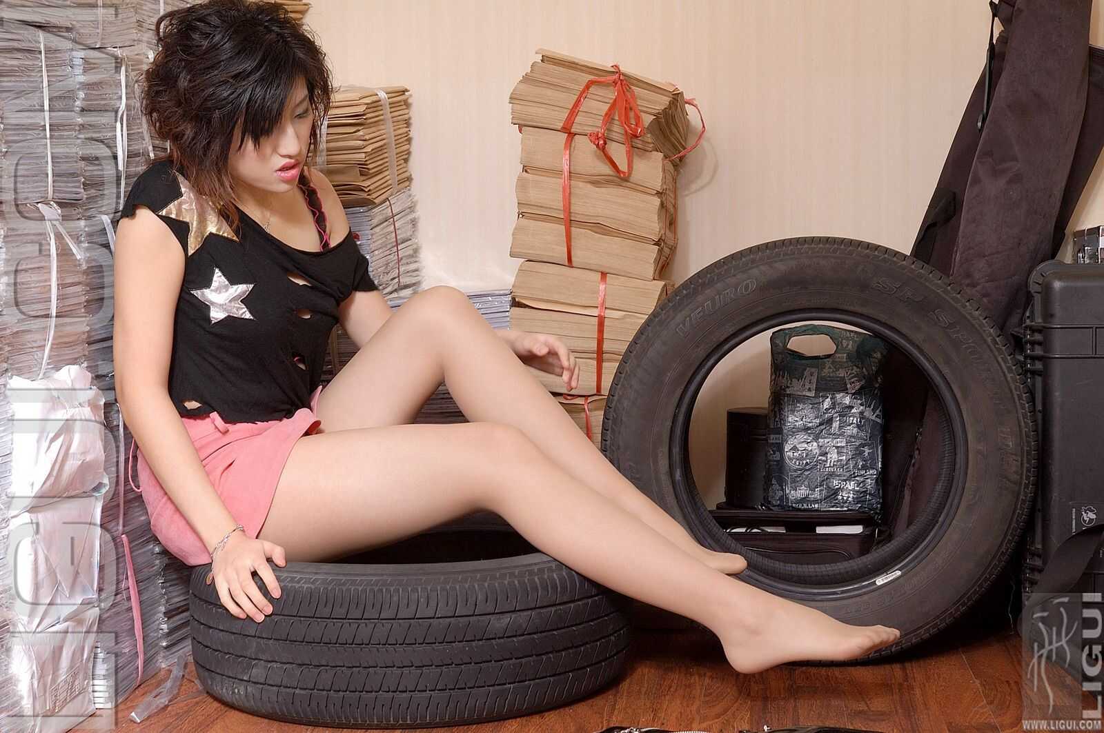 [丽柜LiGui] Model 琪琪 轮胎上的肉丝美足 写真图片第8张
