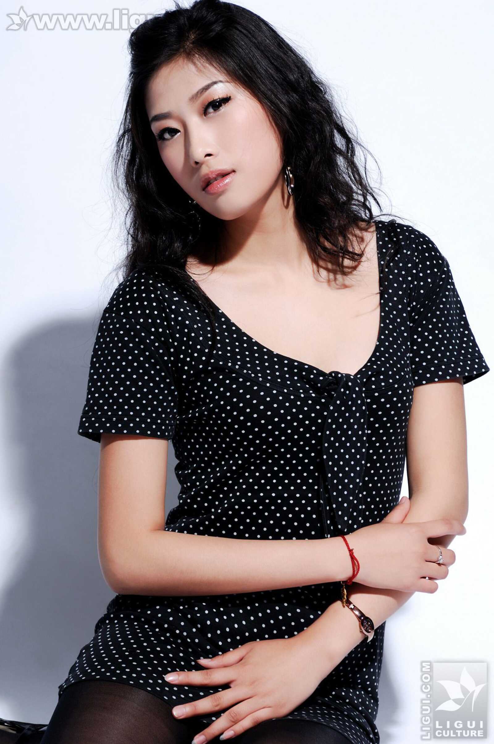 [丽柜LiGui] Model 王玉《黑丝美女新丽人》美腿玉足第11张