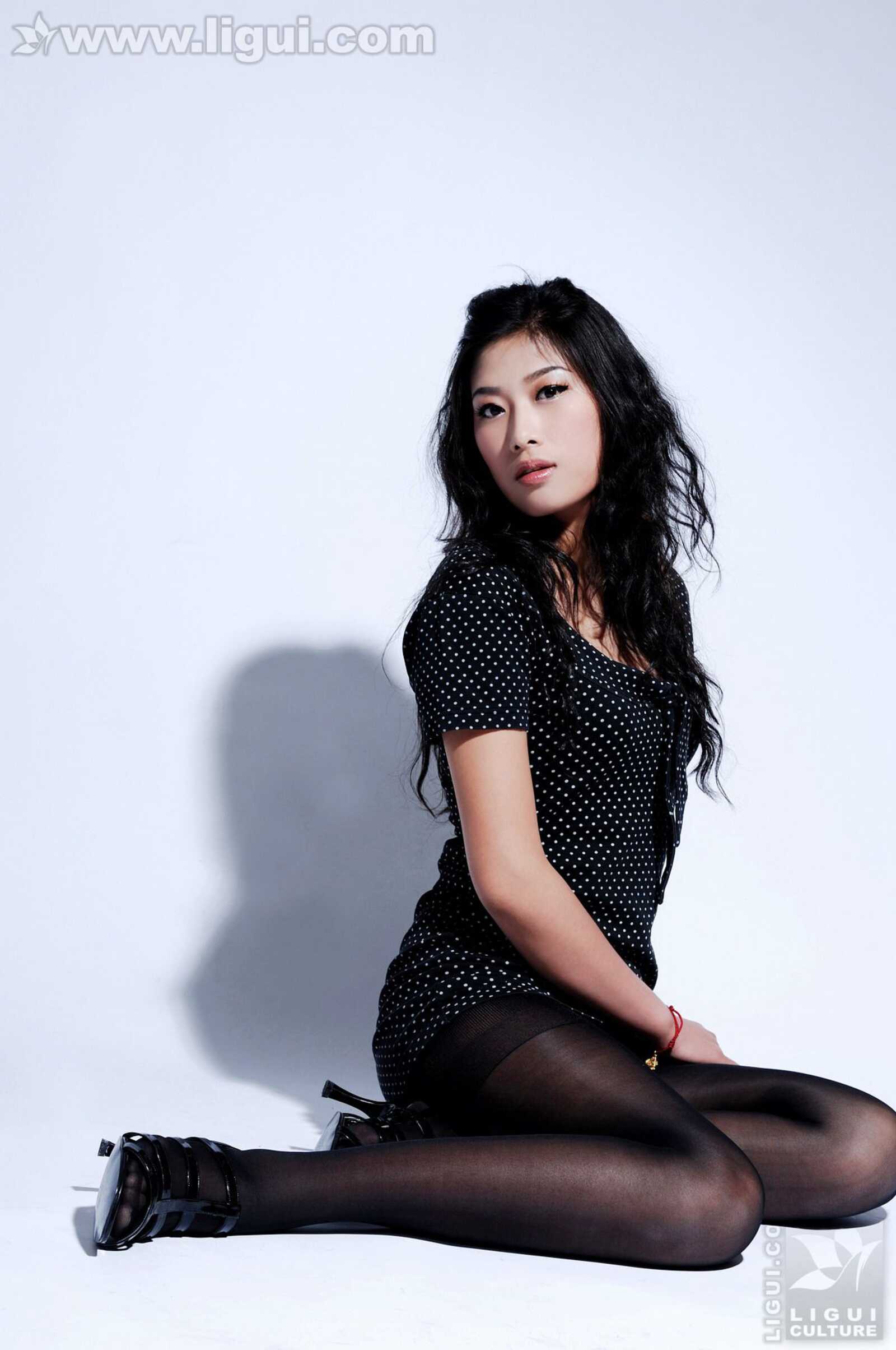 [丽柜LiGui] Model 王玉《黑丝美女新丽人》美腿玉足第9张