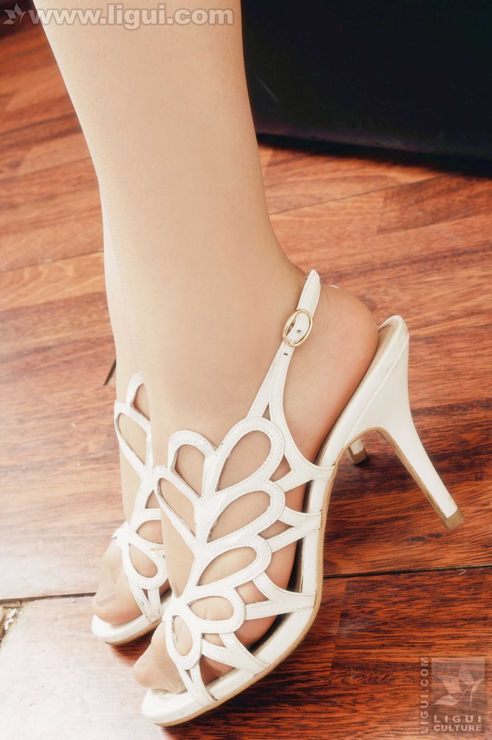 Model 文静《私房秘语》 [丽柜LiGui] 美腿玉足写真第2张