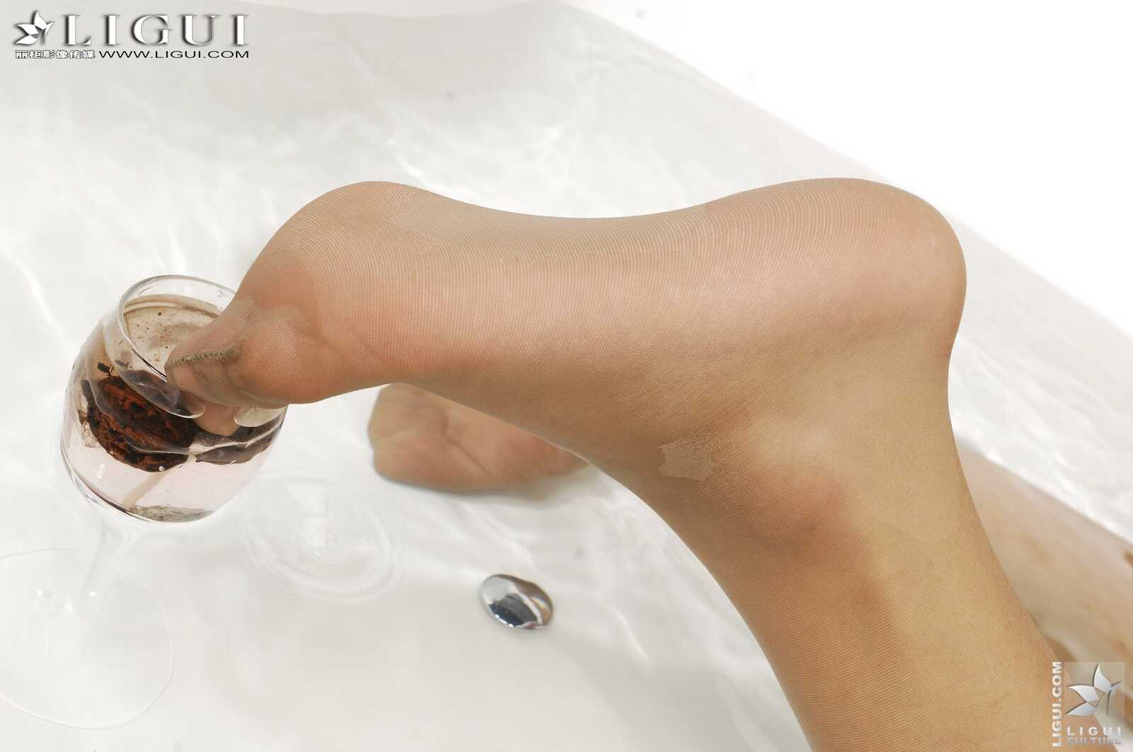 Model 英子《美女护士浴室嬉情》 上下合集 [丽柜第6张