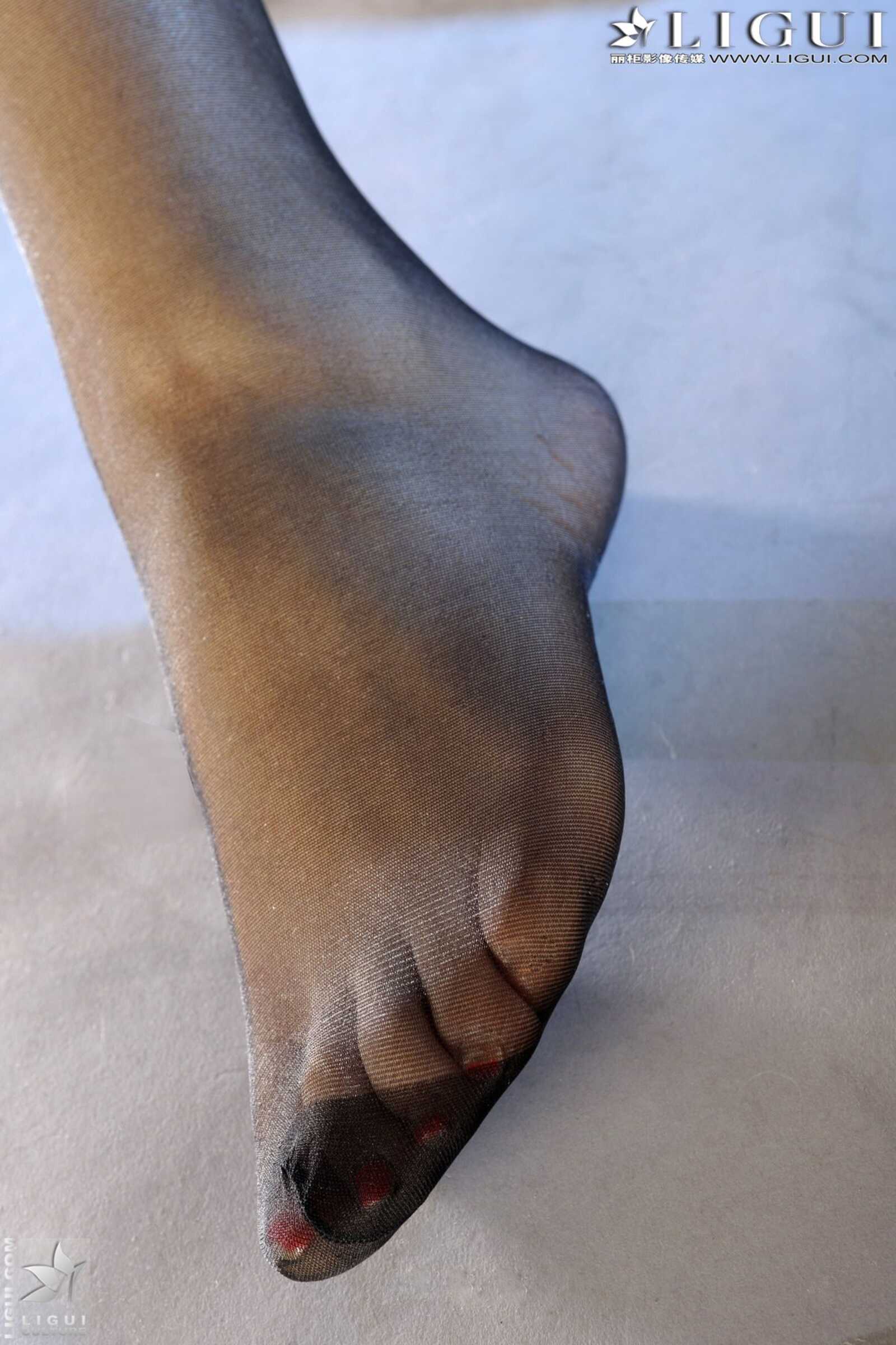 Model LiLy《新年黑丝诱惑》 [丽柜LiGui] 美腿玉足写第3张