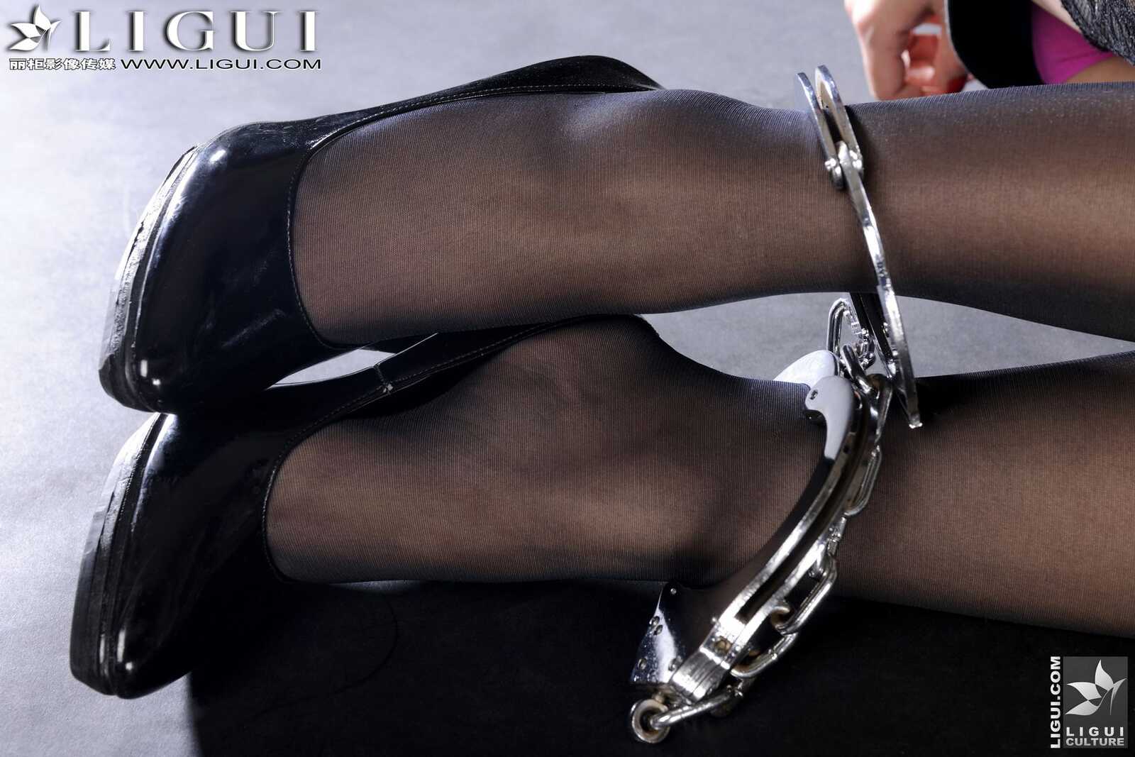 Model 苏菲《黑丝女警》 [丽柜美束LiGui] 美腿玉足第8张