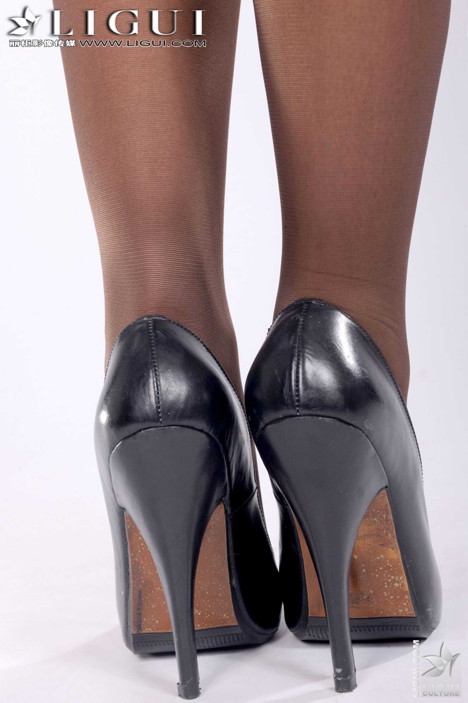Model 甜甜《灰丝高跟美足》 [丽柜LiGui] 美腿玉足第17张