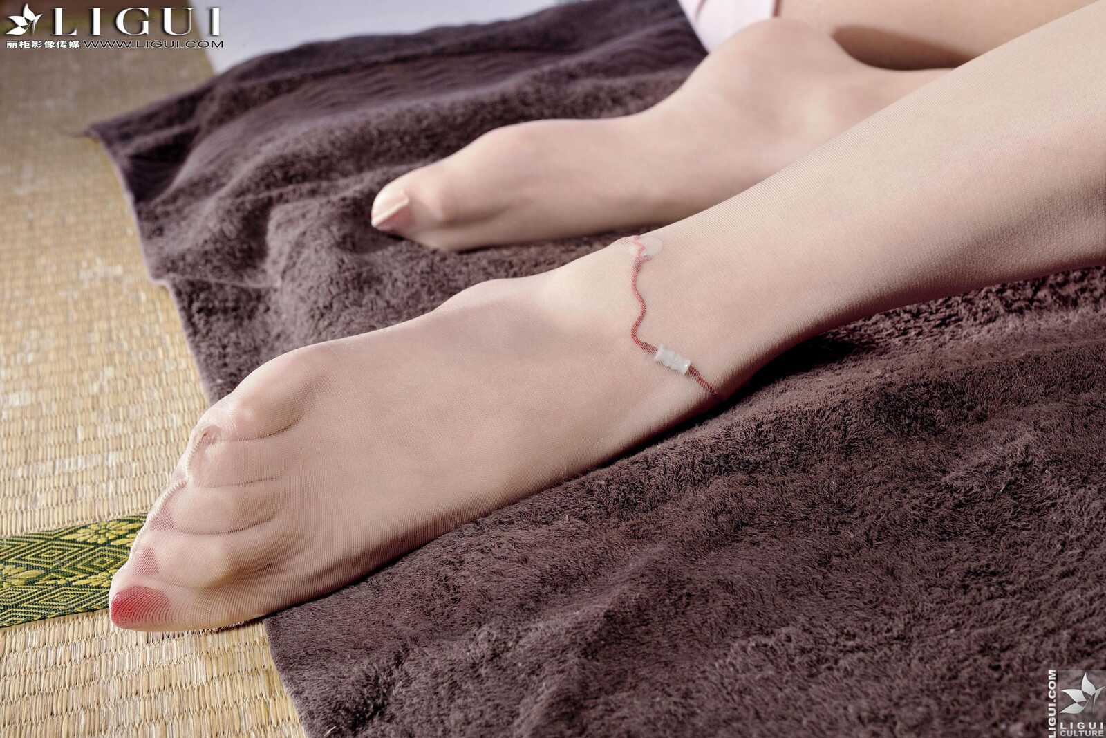 Model 凌凌《丝足踩背》上下合集 [丽柜LiGui] 美腿第16张