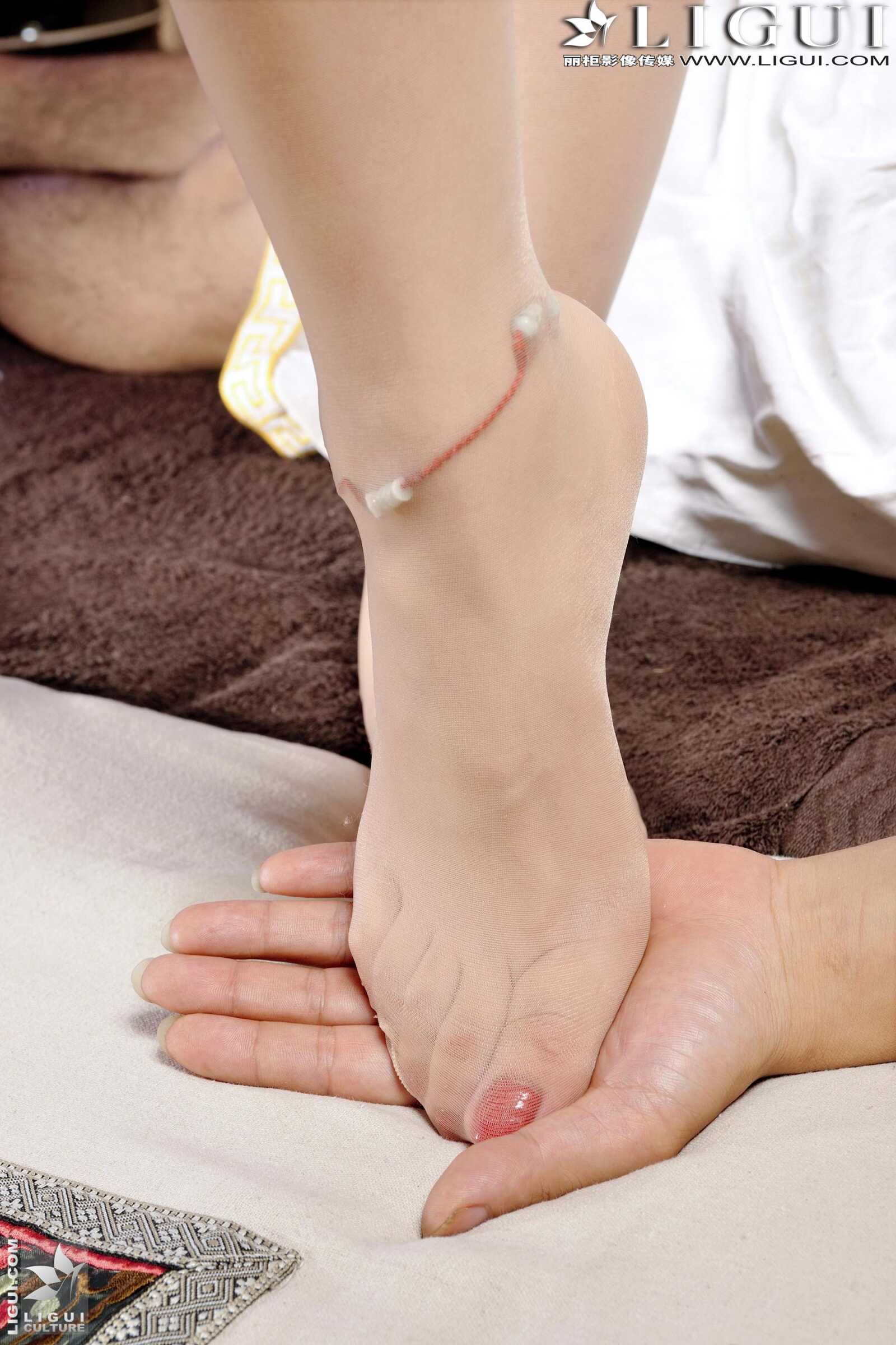 Model 凌凌《丝足踩背》上下合集 [丽柜LiGui] 美腿第4张