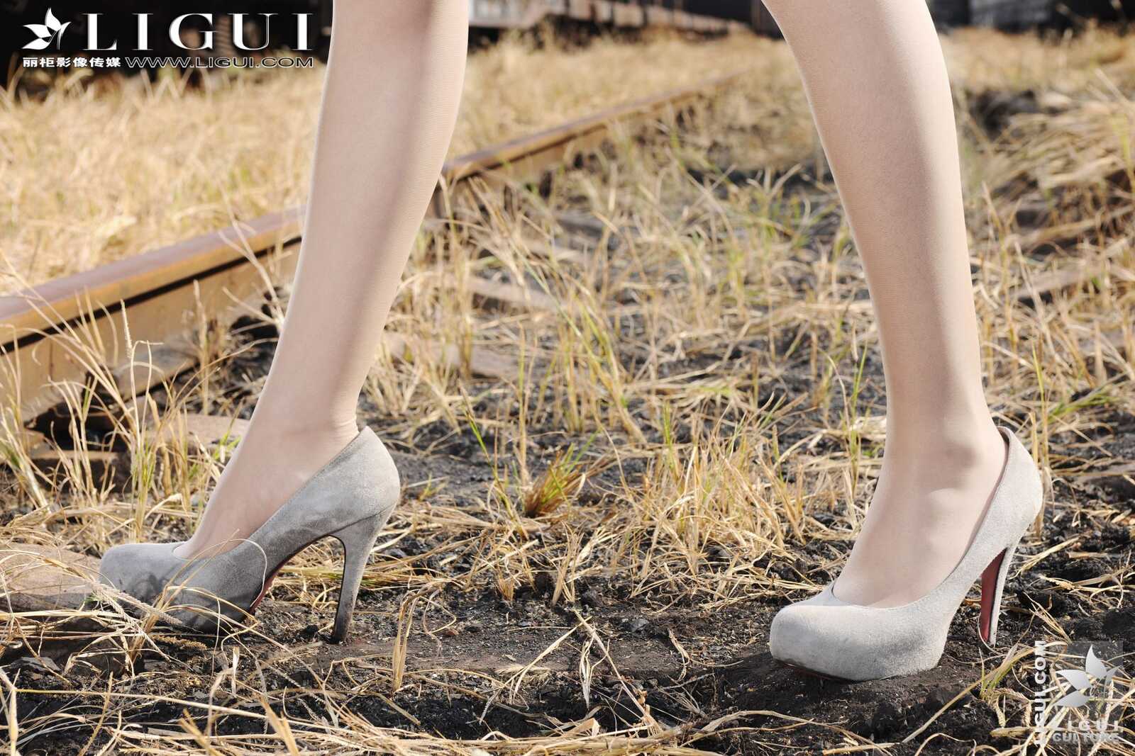 Model 文欣《小镇火车站的美腿诱惑》上下合集第15张