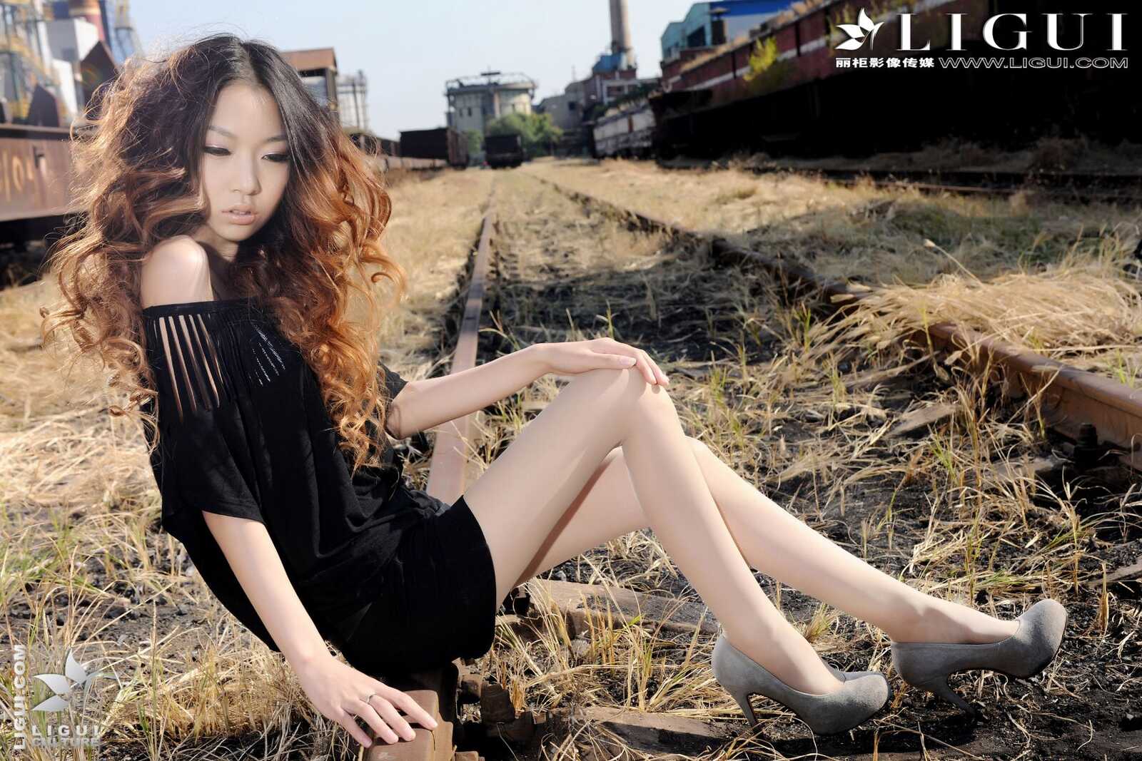 Model 文欣《小镇火车站的美腿诱惑》上下合集第12张