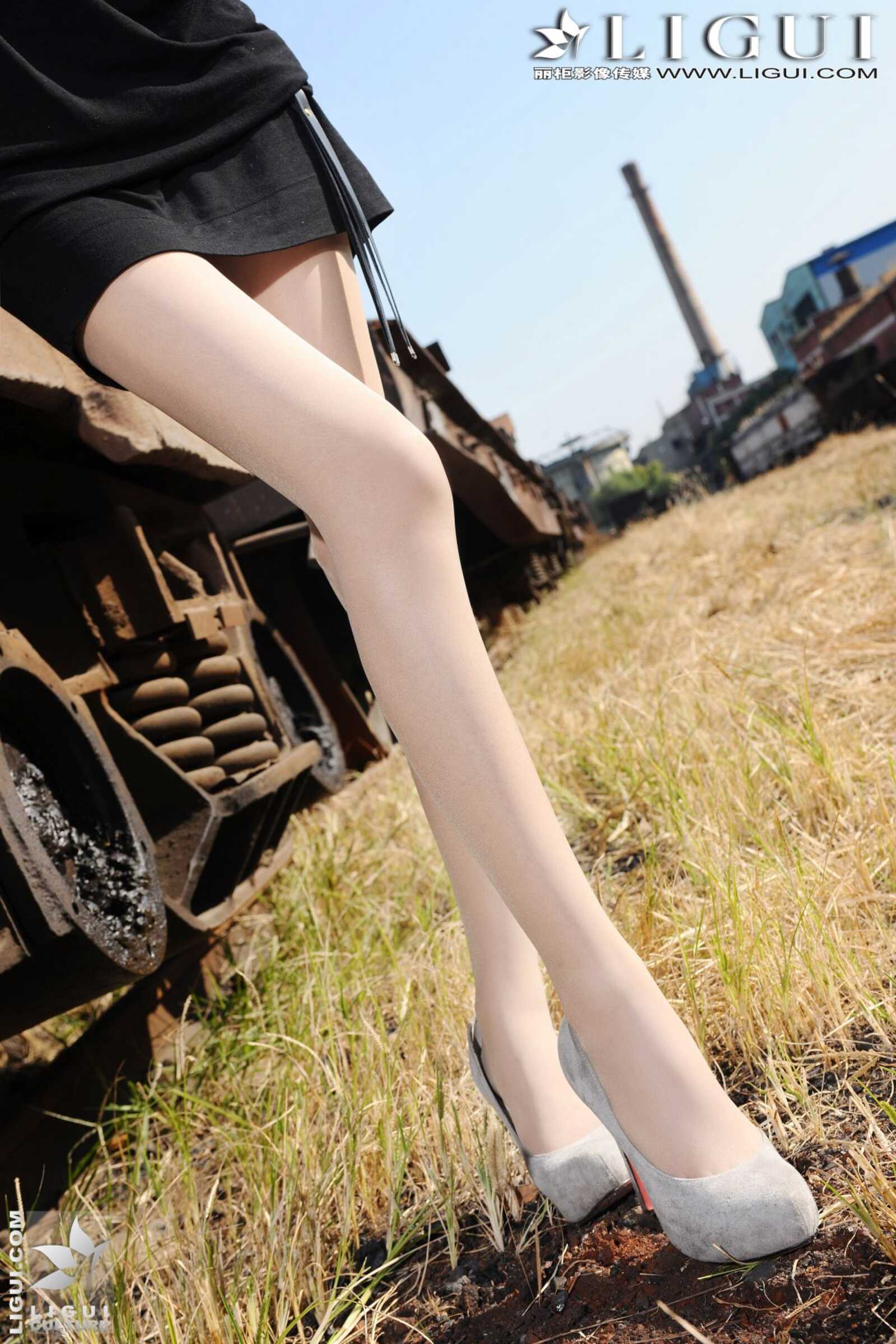 Model 文欣《小镇火车站的美腿诱惑》上下合集第10张