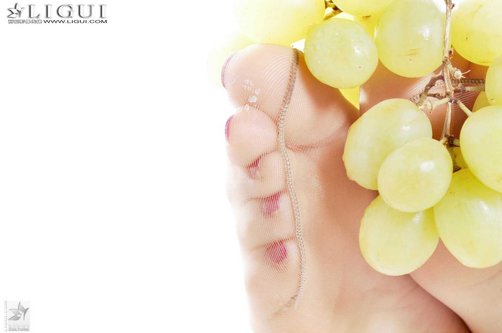 Model 雯雯《水果玉足》 [丽柜LiGui] 美足写真图片第3张