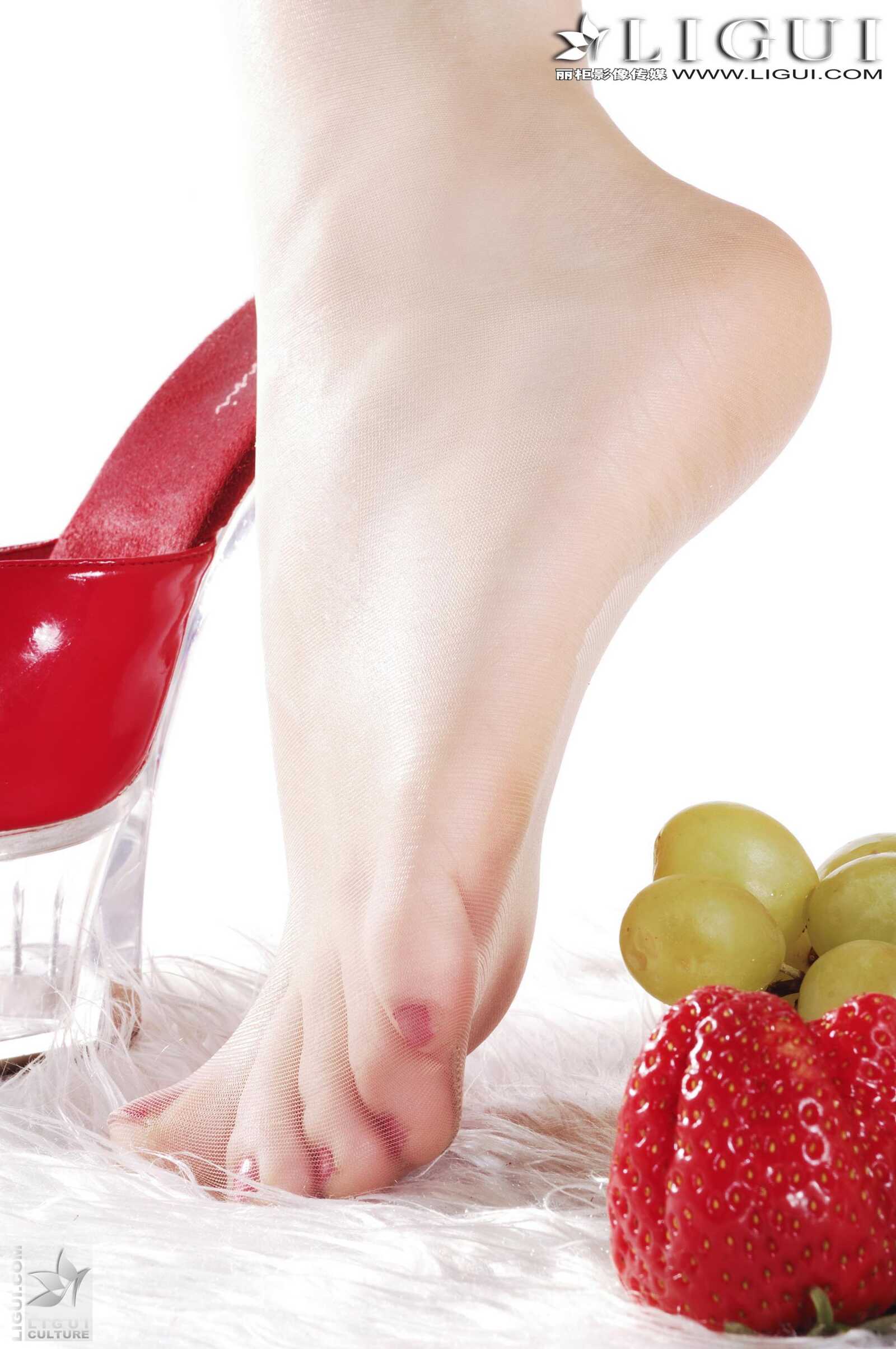 Model 雯雯《水果玉足》 [丽柜LiGui] 美足写真图片第6张
