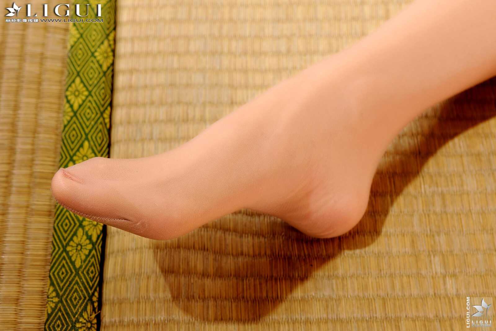 Model 桃子《OL肉丝袜美腿美足》 上下合集 [丽柜第1张