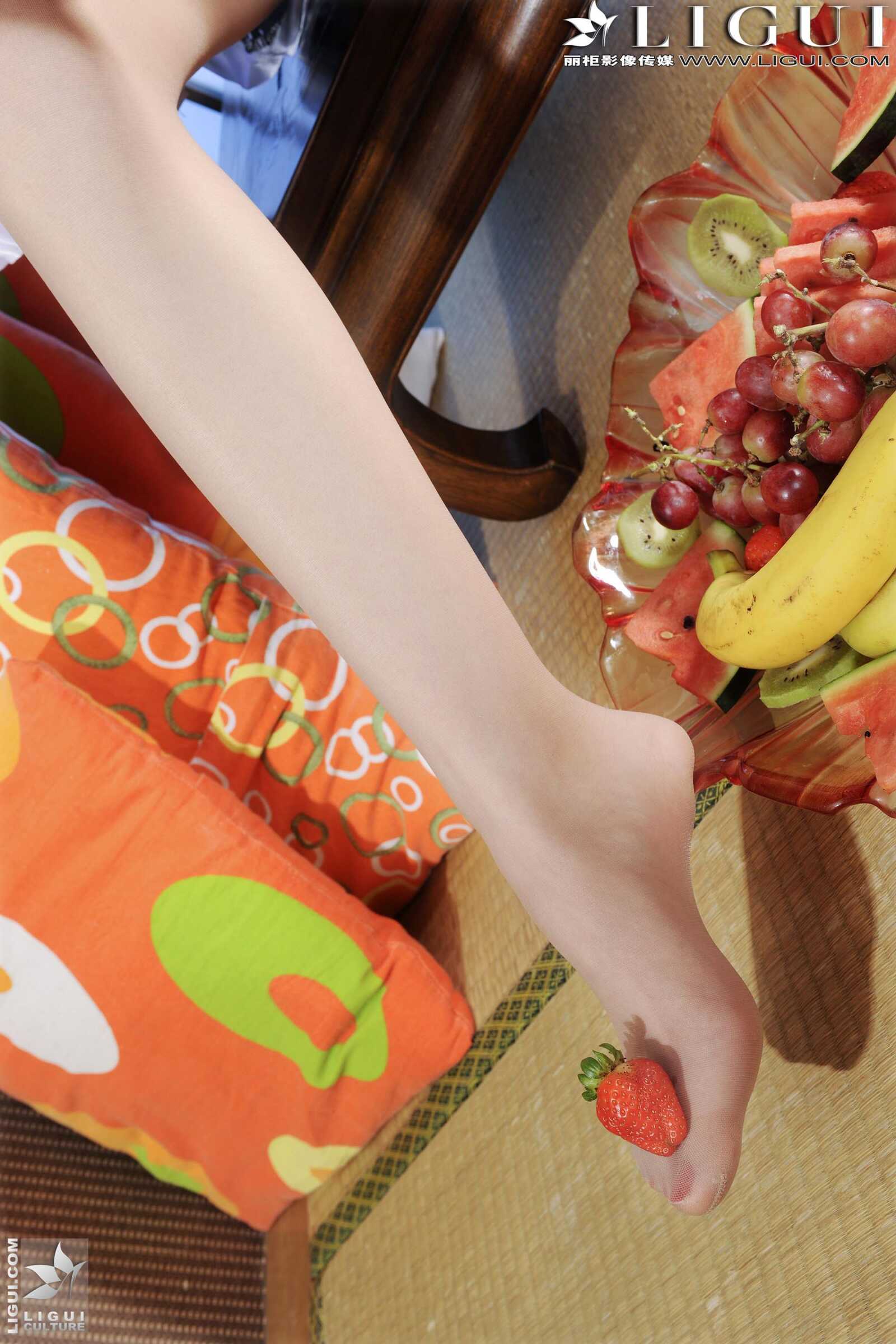 Model 文欣《和服睡衣水果丝足》 [丽柜LiGui] 美腿第8张