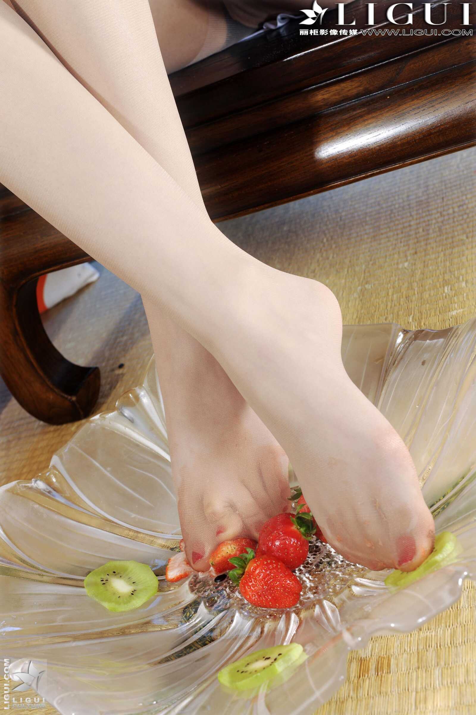 Model 文欣《和服睡衣水果丝足》 [丽柜LiGui] 美腿第3张