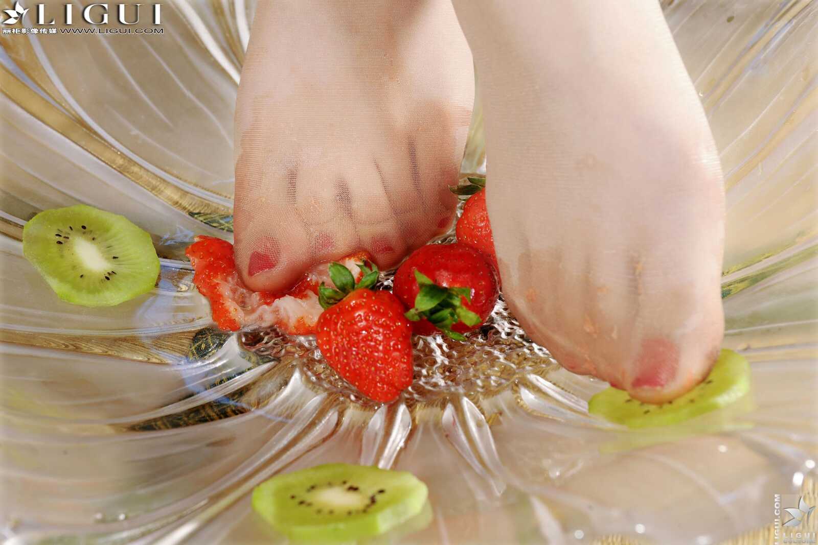 Model 文欣《和服睡衣水果丝足》 [丽柜LiGui] 美腿第3张