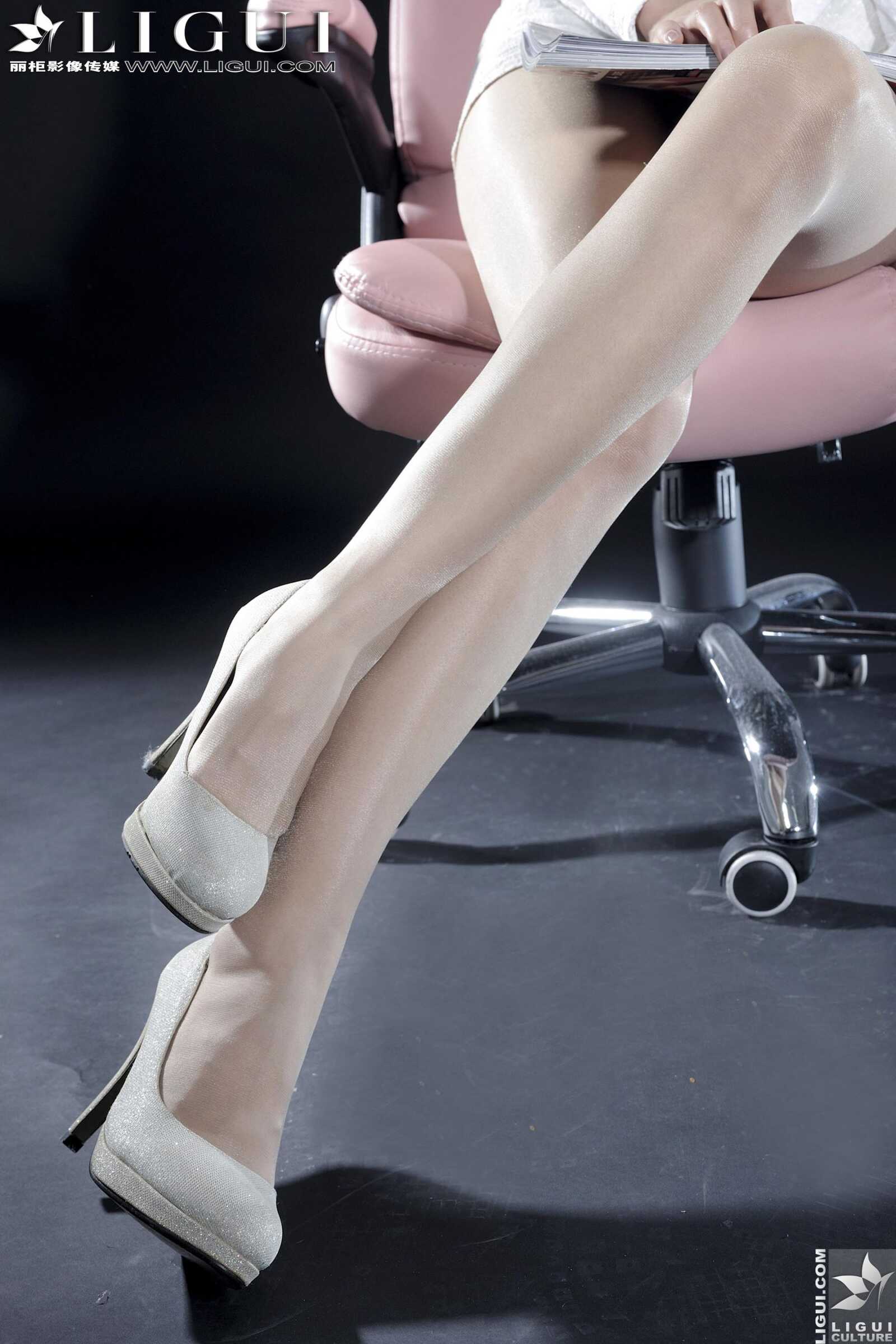 [丽柜LiGui] Model 依依《职场丽人》 美腿玉足写真第10张