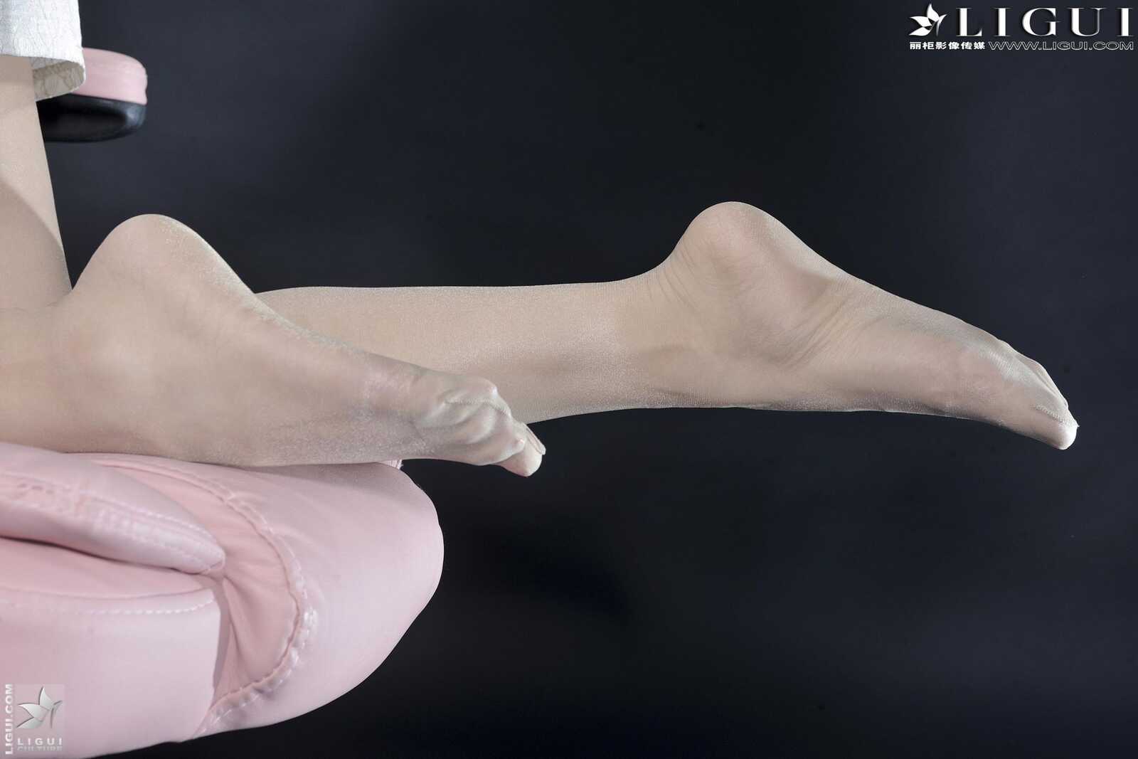 [丽柜LiGui] Model 依依《职场丽人》 美腿玉足写真第4张