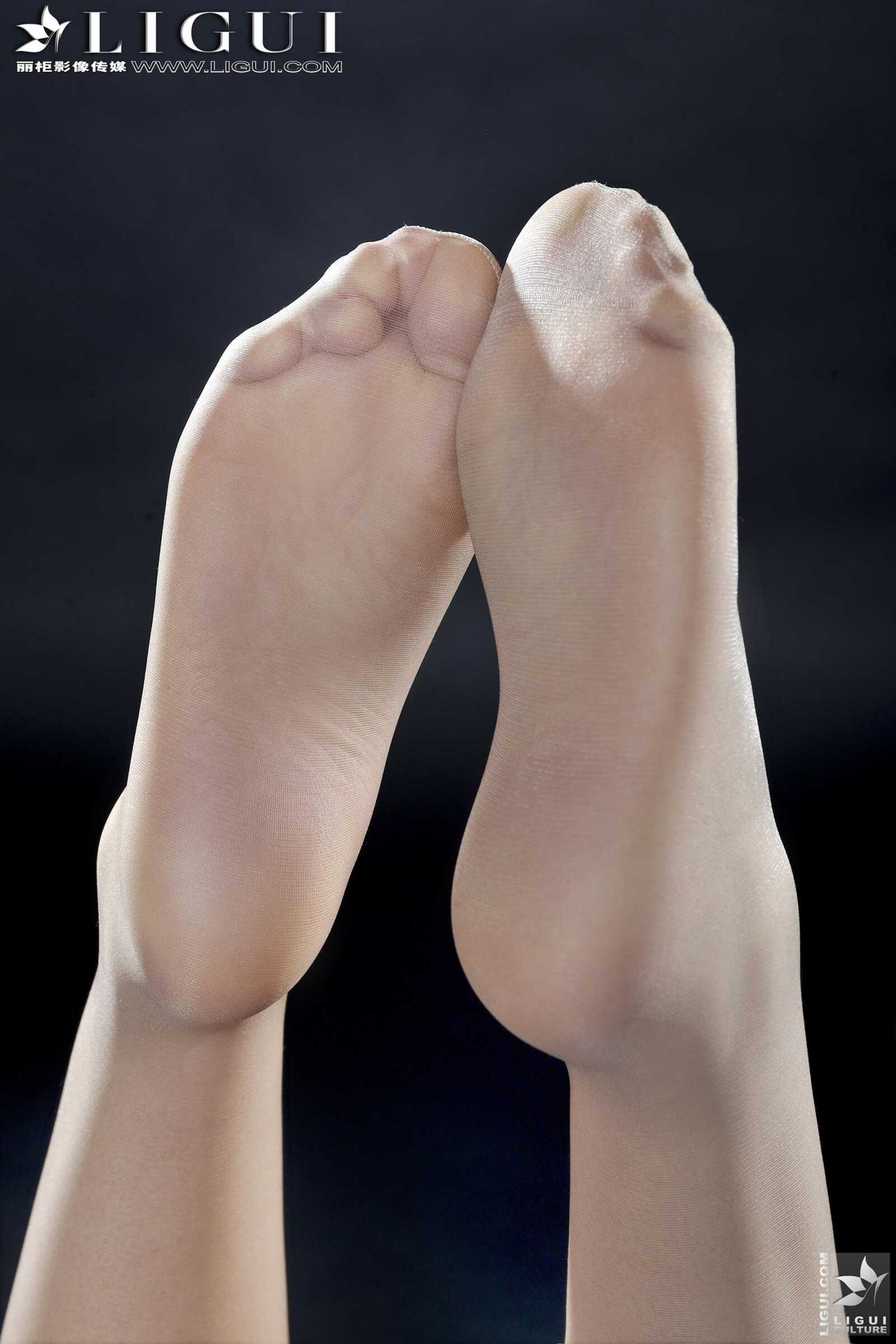 Model 岚岚《OL职业装丝足》 [丽柜LiGui] 美腿玉足写第3张