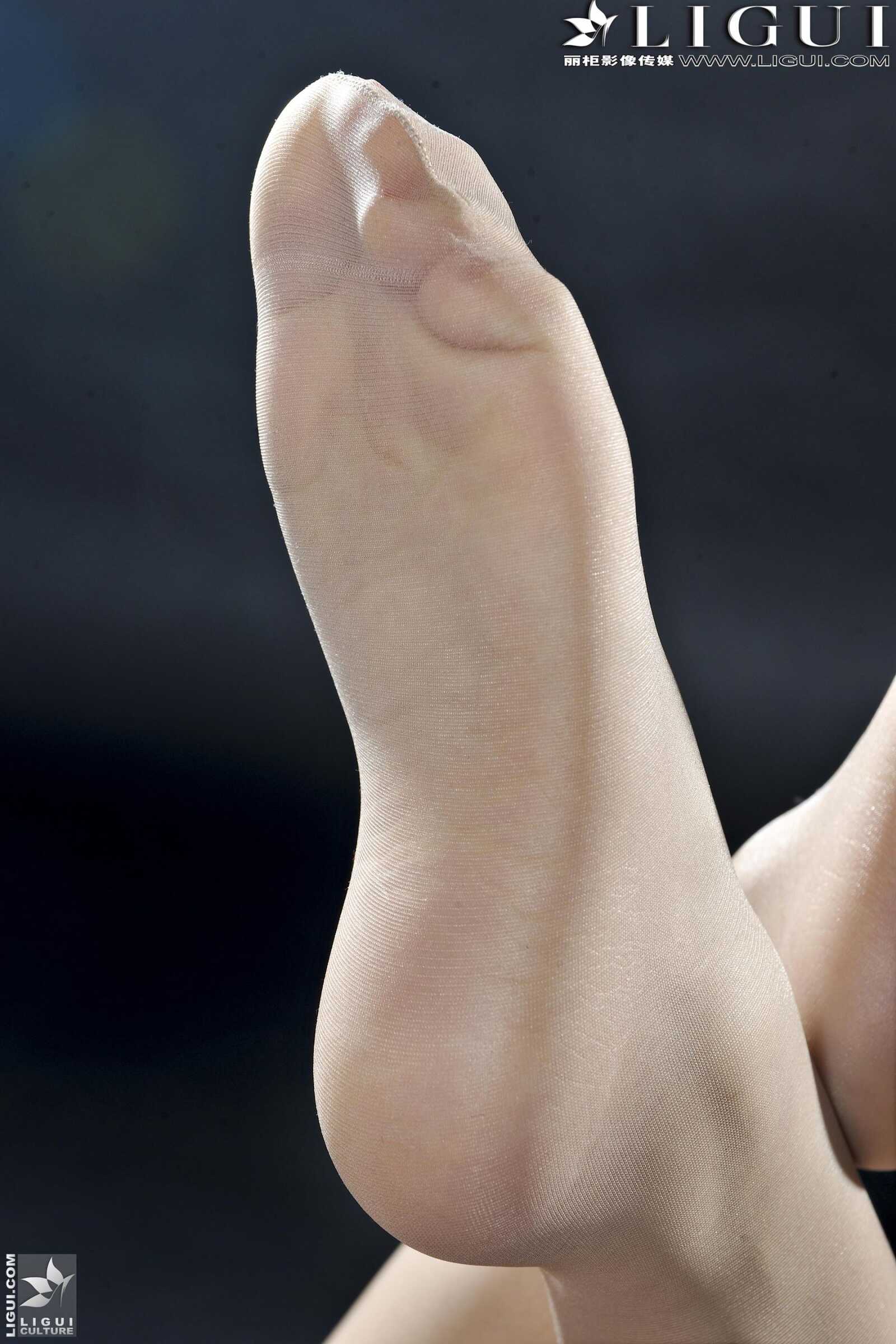 Model 岚岚《OL职业装丝足》 [丽柜LiGui] 美腿玉足写第2张