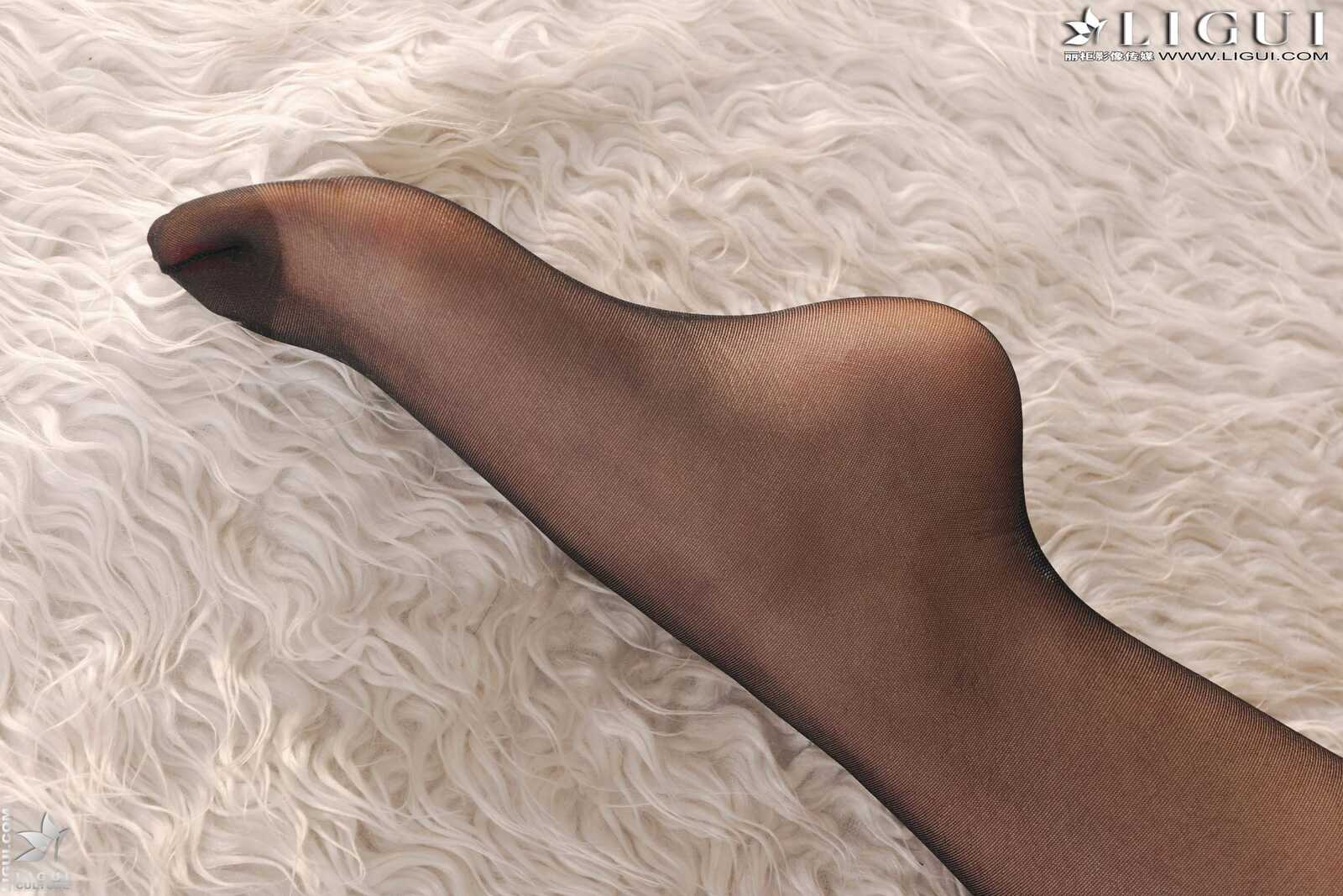 [丽柜LiGui] Model 允儿《黑丝OL职业装》 美腿玉足写第3张