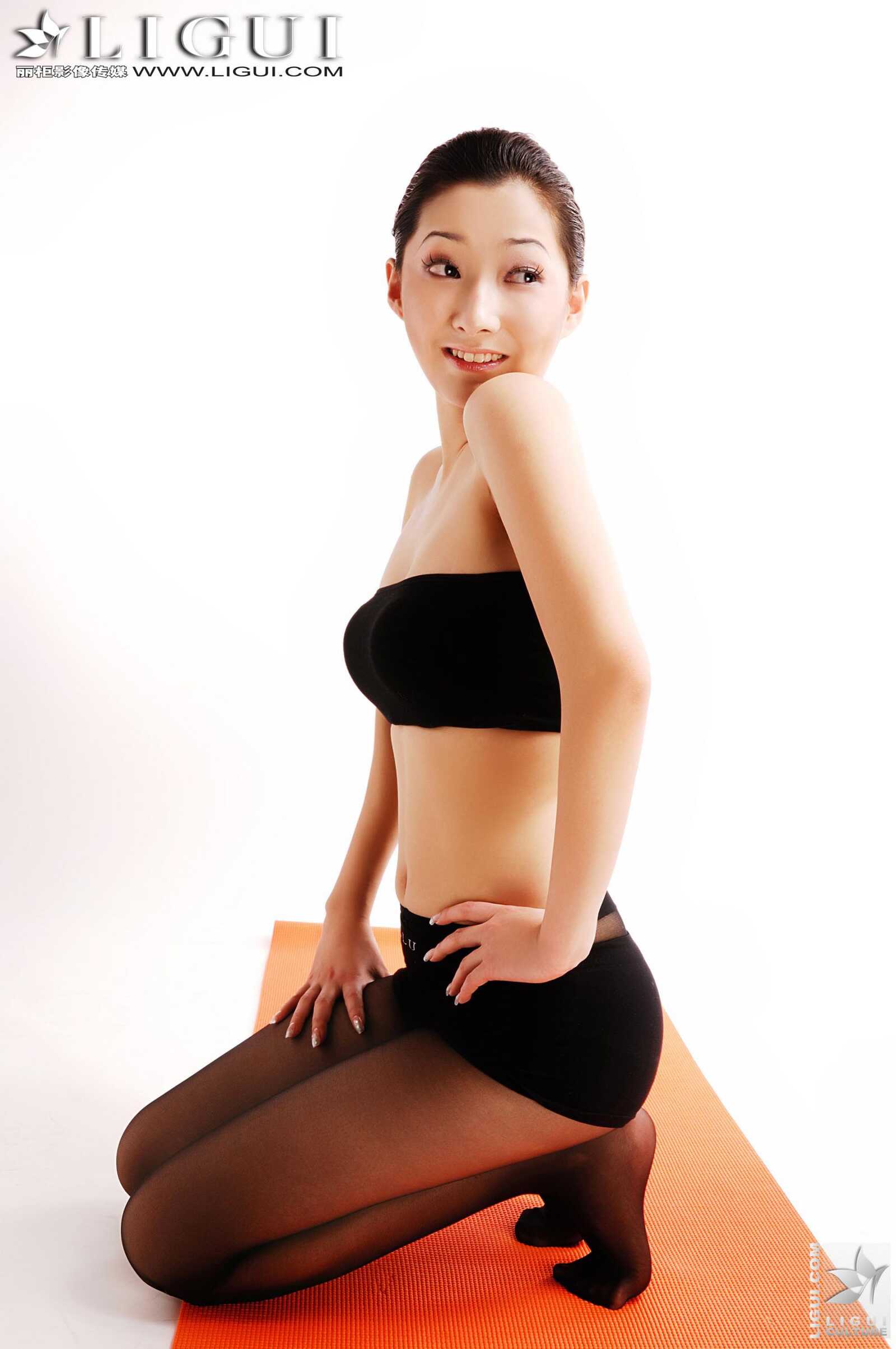 Model Kelly《瑜伽美女》 [丽柜贵足LiGui] 美腿丝足写第1张