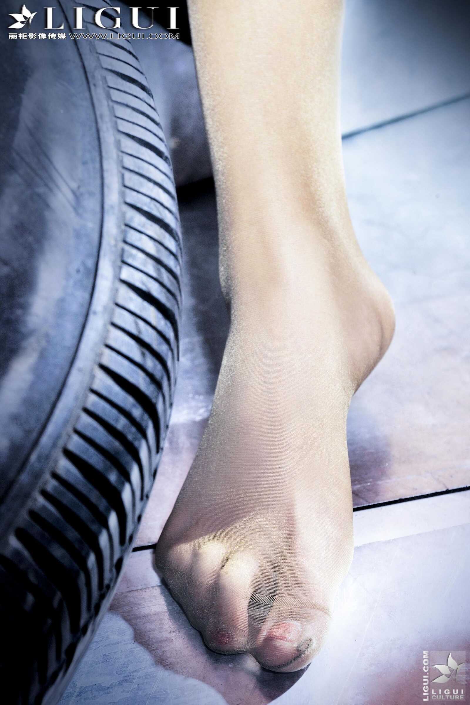 Model 小杨幂《轮胎旁的丝足女郎》上下全集 [丽柜第9张