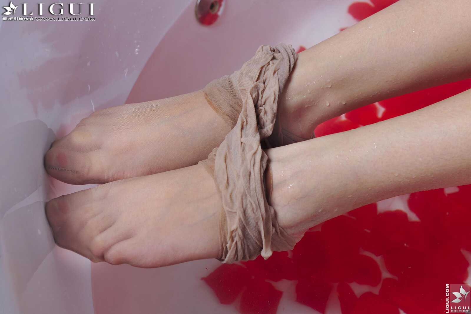 Model 小杨幂《浴室湿足》上下全集 [丽柜贵足] 美第1张