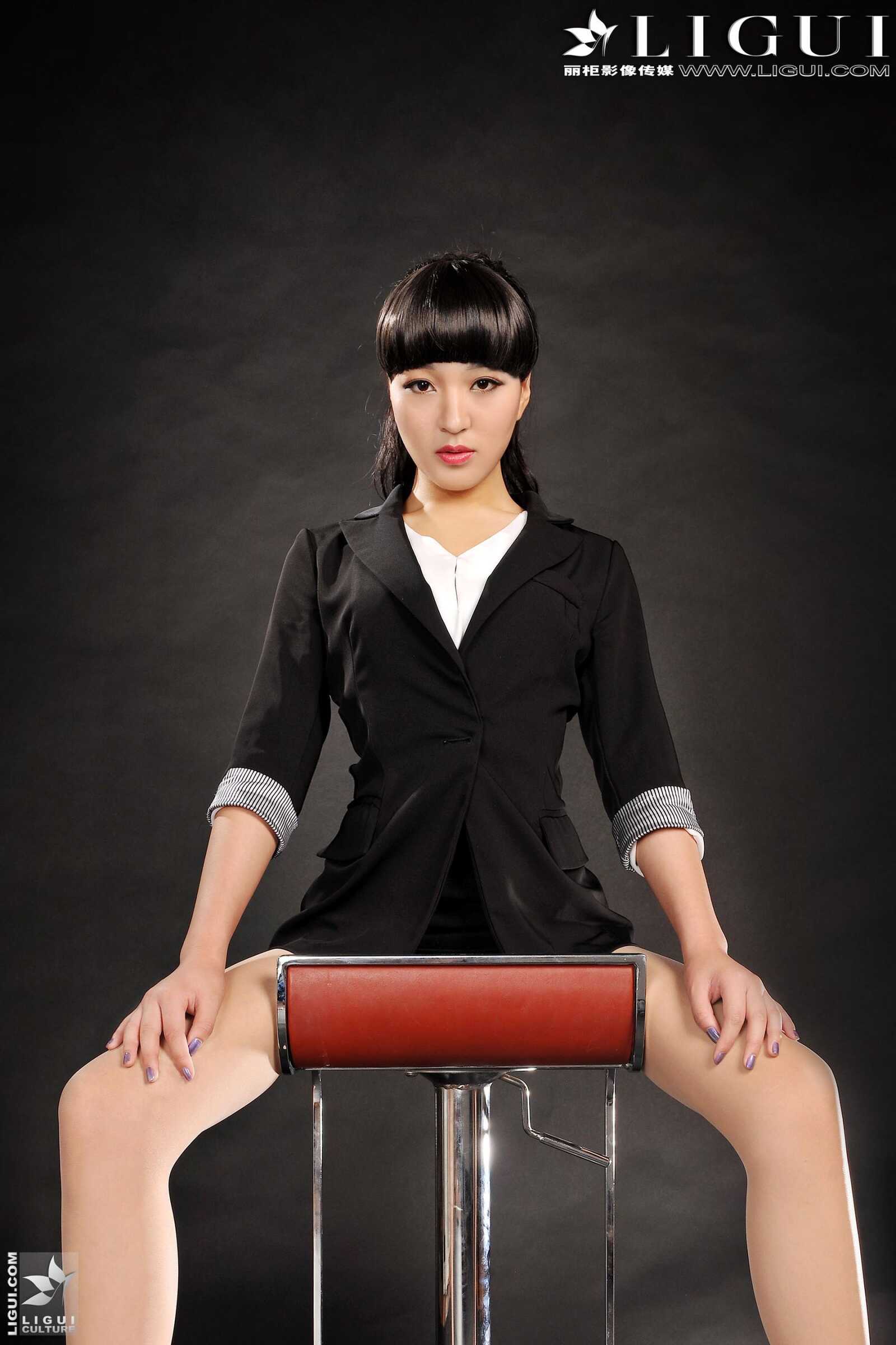 [丽柜贵足LiGui] Model Amily《OL职业装高跟美足》上第1张