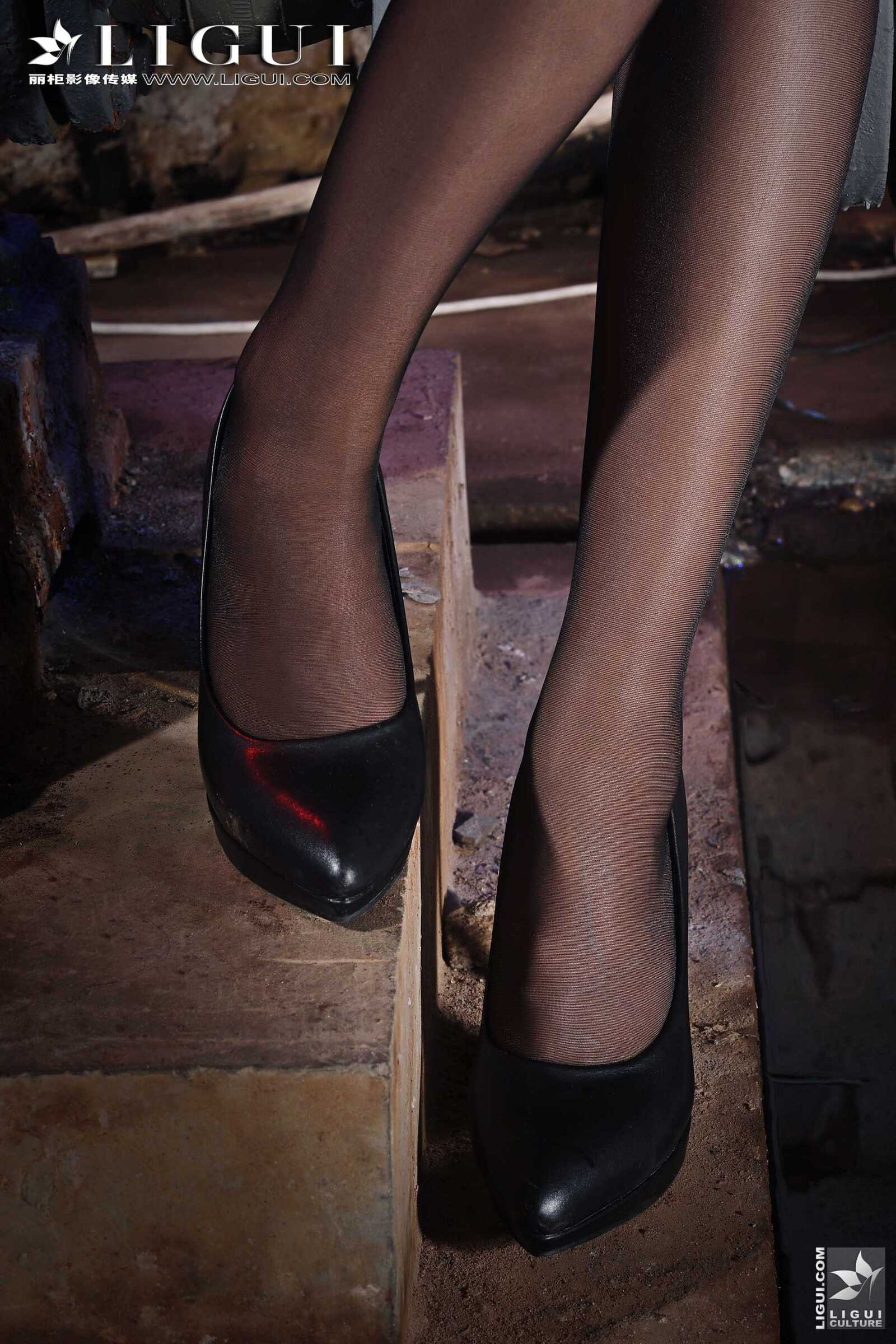 Model 薇薇《黑丝镣铐女警》 [丽柜贵足LiGui] 美腿第16张
