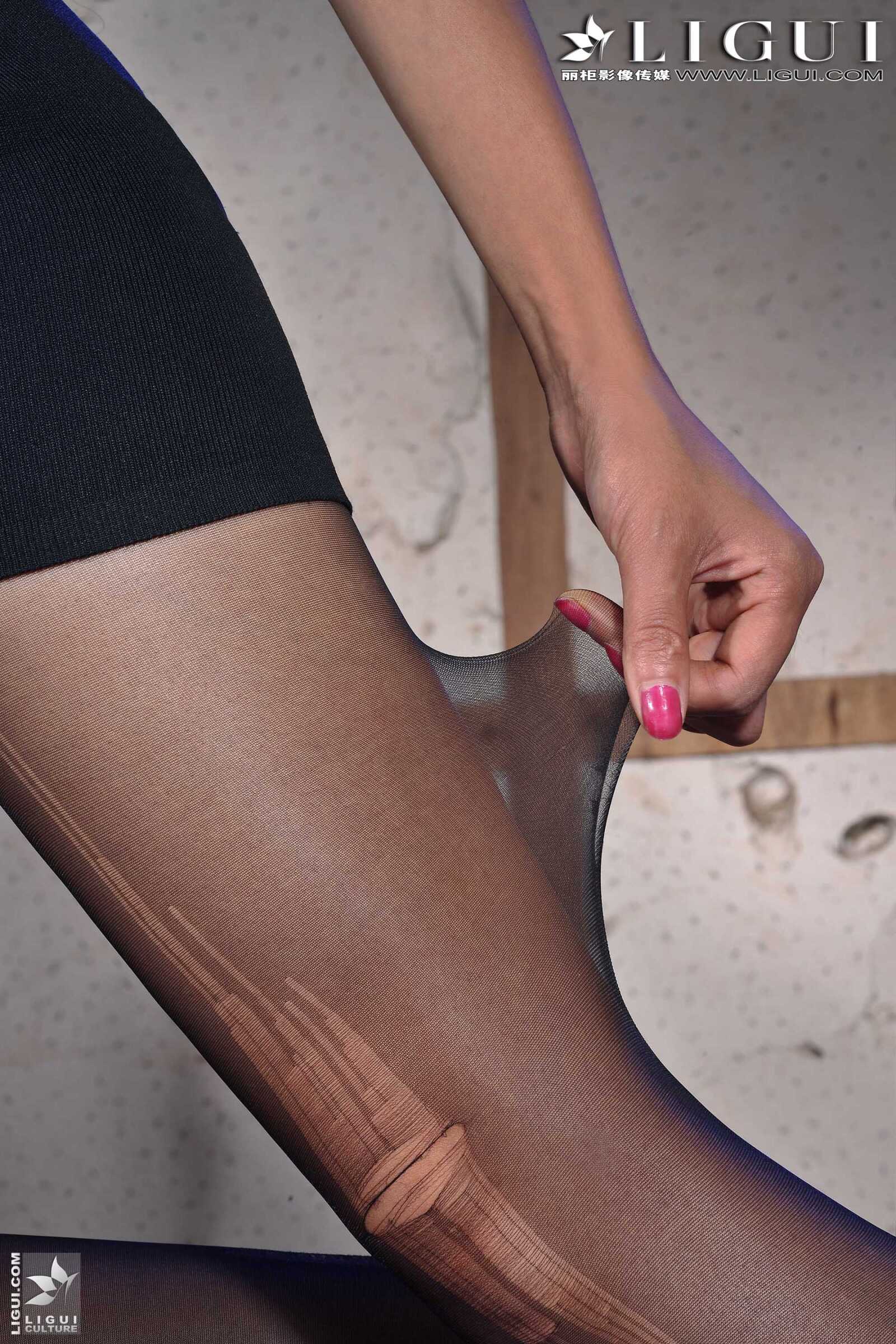 Model 薇薇《黑丝镣铐女警》 [丽柜贵足LiGui] 美腿第8张