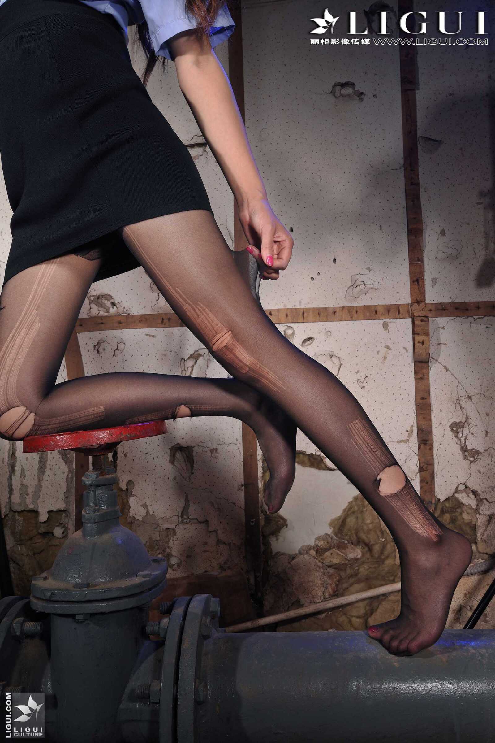 Model 薇薇《黑丝镣铐女警》 [丽柜贵足LiGui] 美腿第8张