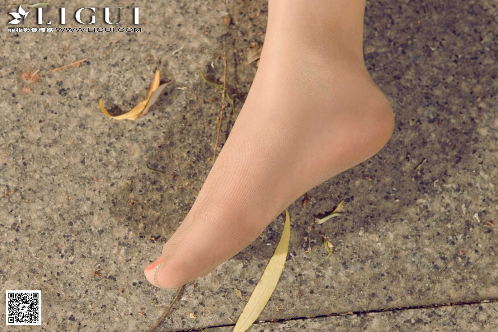 [丽柜贵足LiGui] Model 语寒《街拍时尚超短裙女郎》第1张