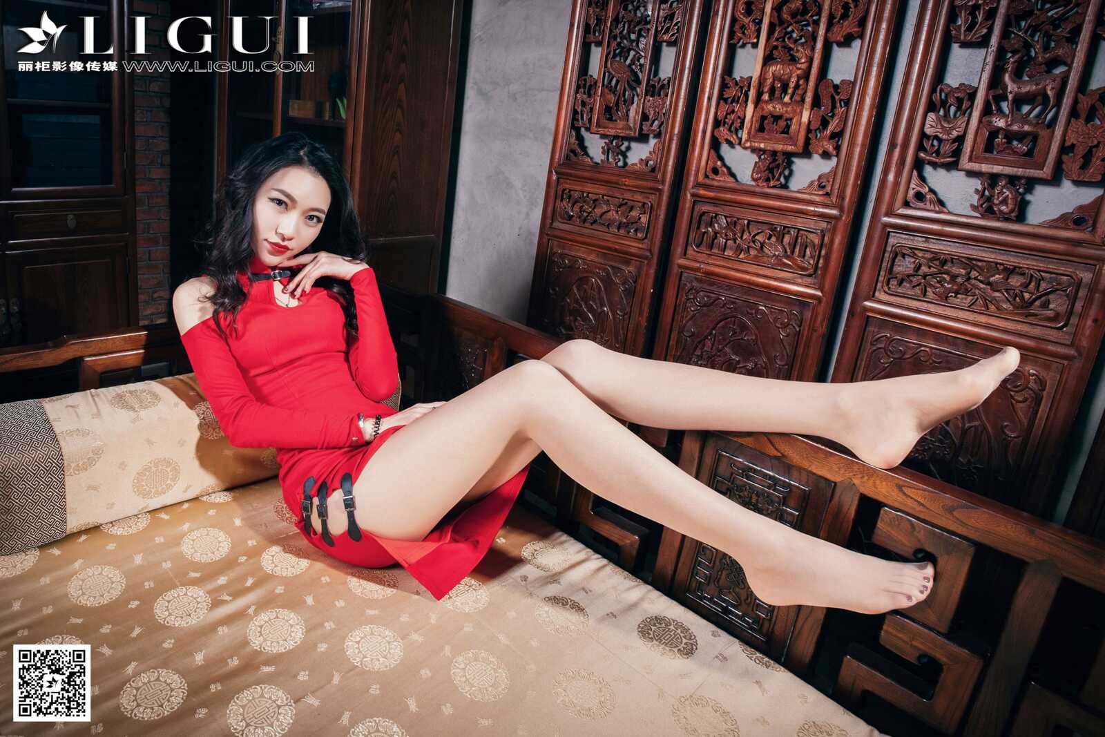 Model 文欣《古典红色旗袍》 [丽柜] 丝袜美足写真第3张