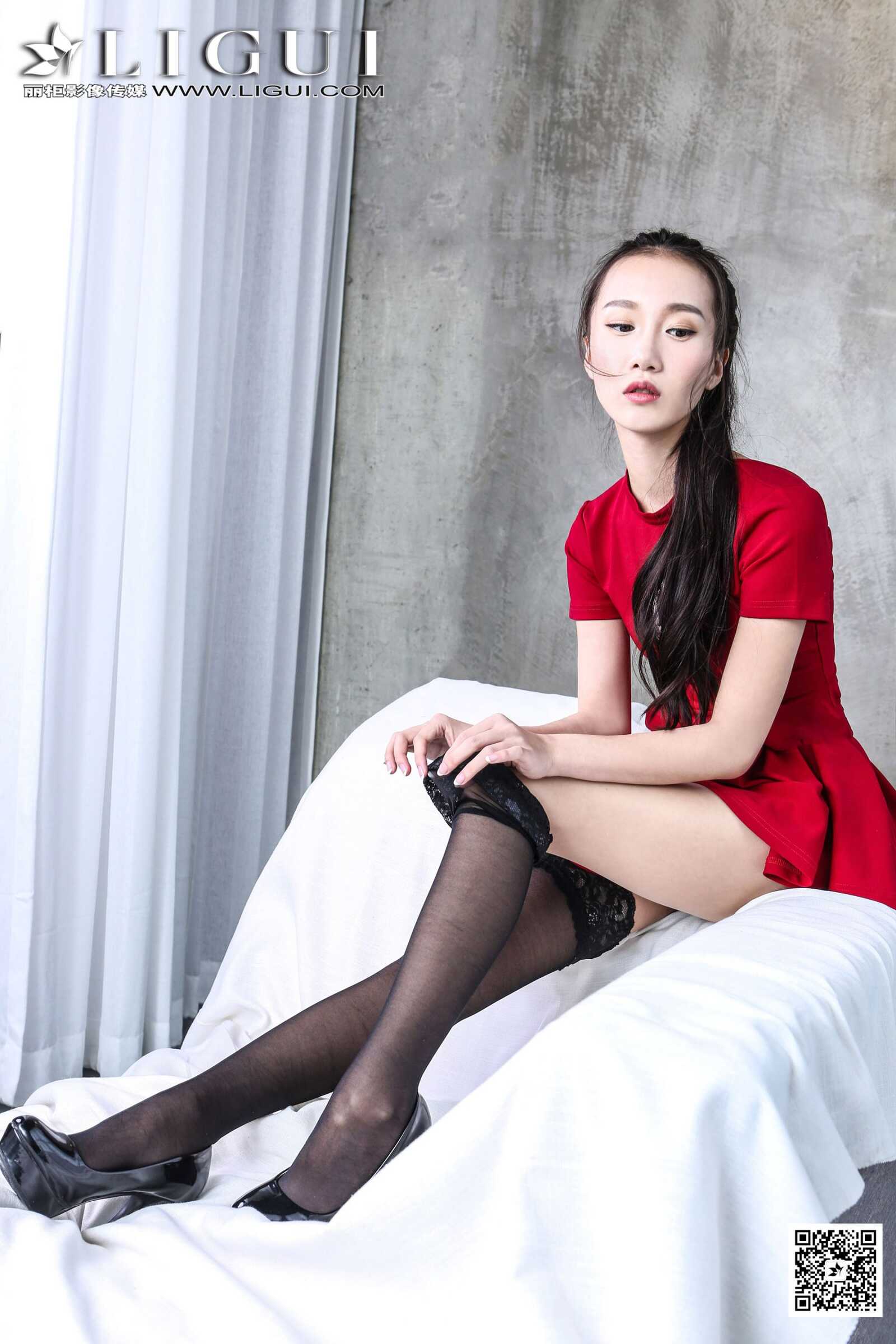 红烛《黑丝红裙少女》 [丽柜贵足学校] 美腿写真第5张