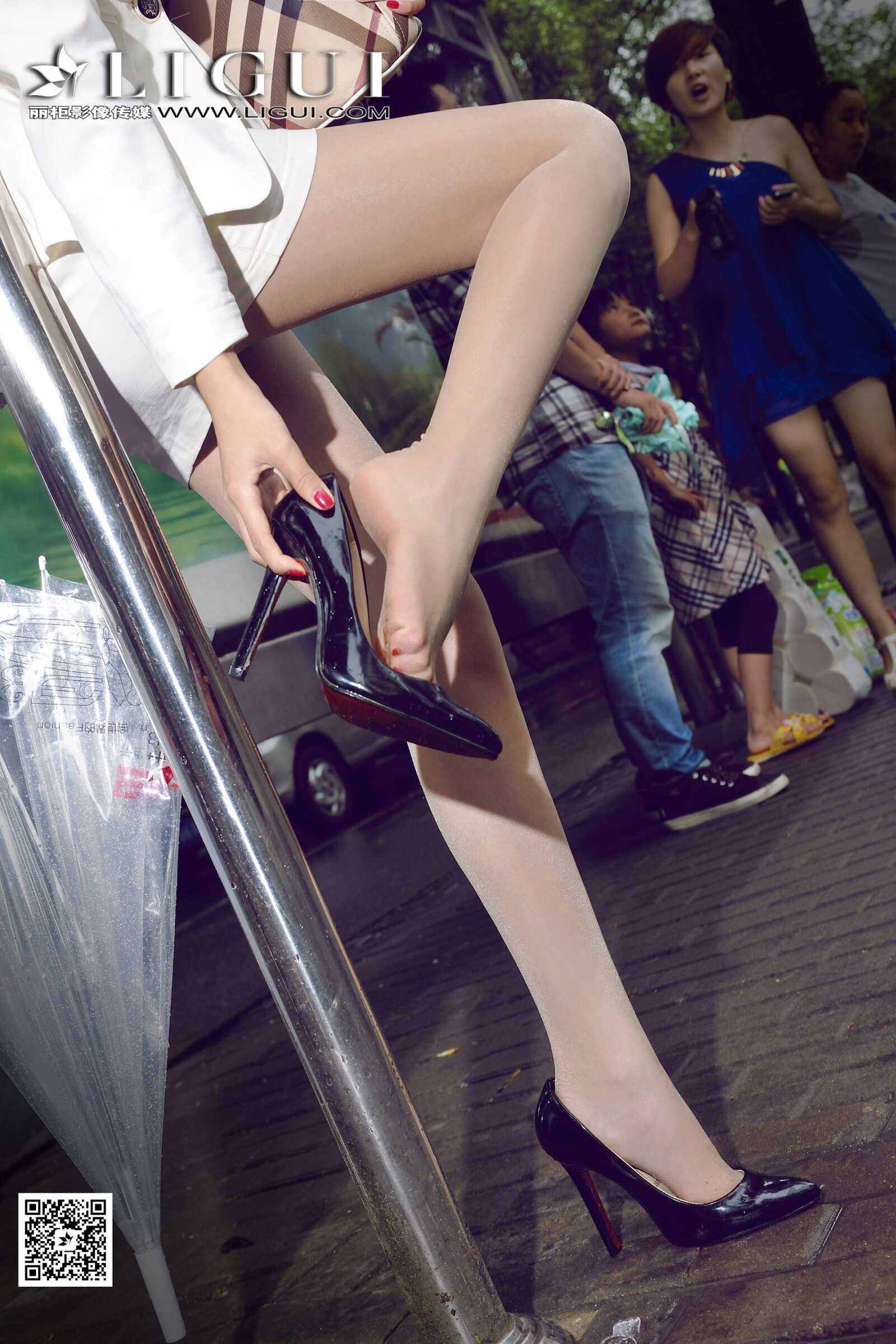 可馨《下雨天街拍OL》 [丽柜] 美腿丝足写真集第3张