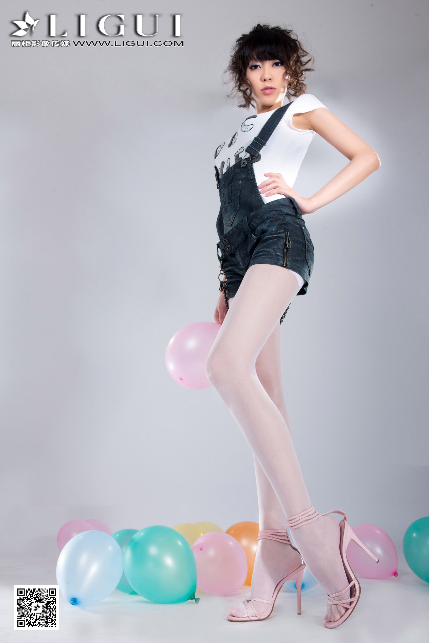 Model 乐乐《可爱吊带牛仔+白丝高跟》上中下全集第16张