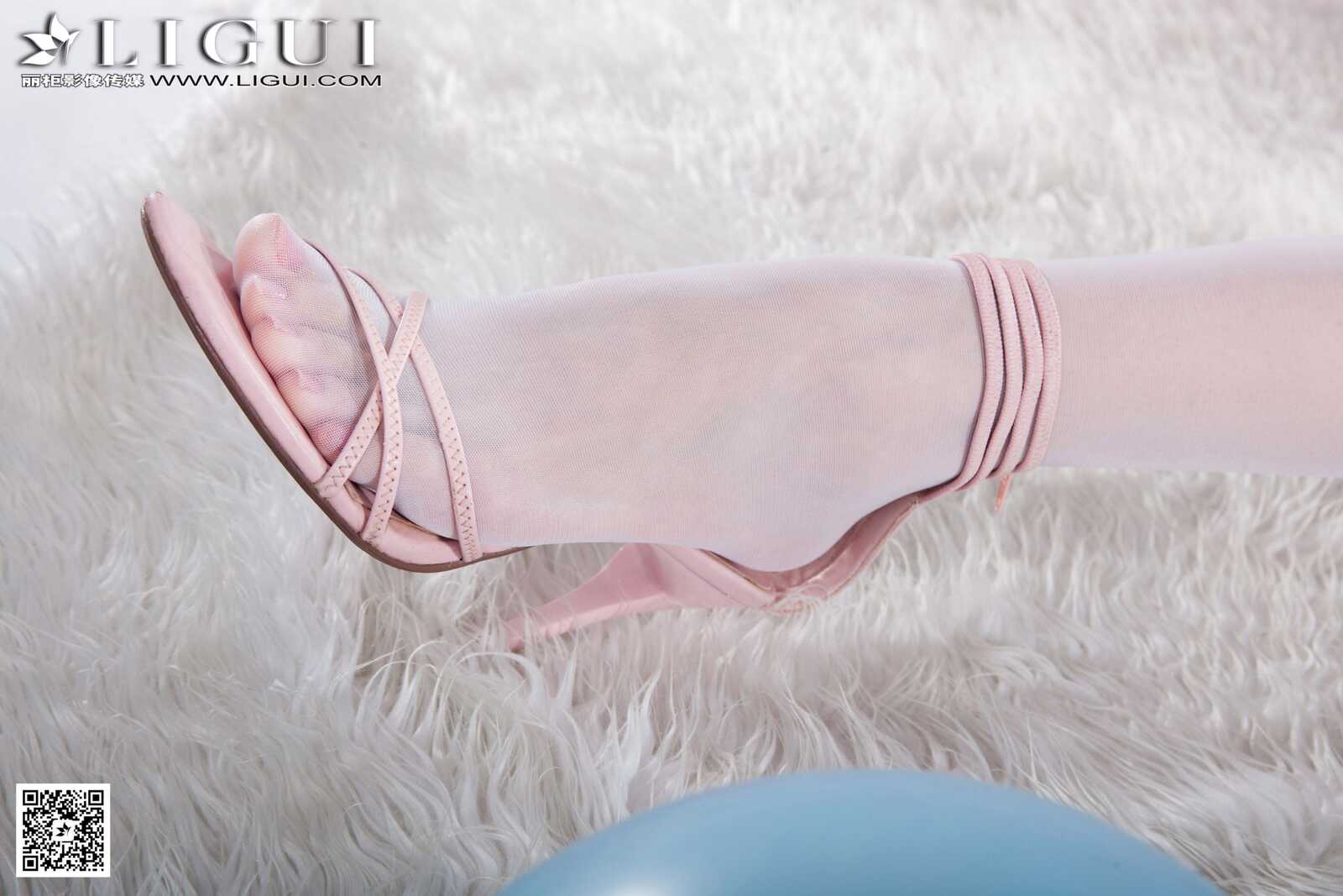 Model 乐乐《可爱吊带牛仔+白丝高跟》上中下全集第8张