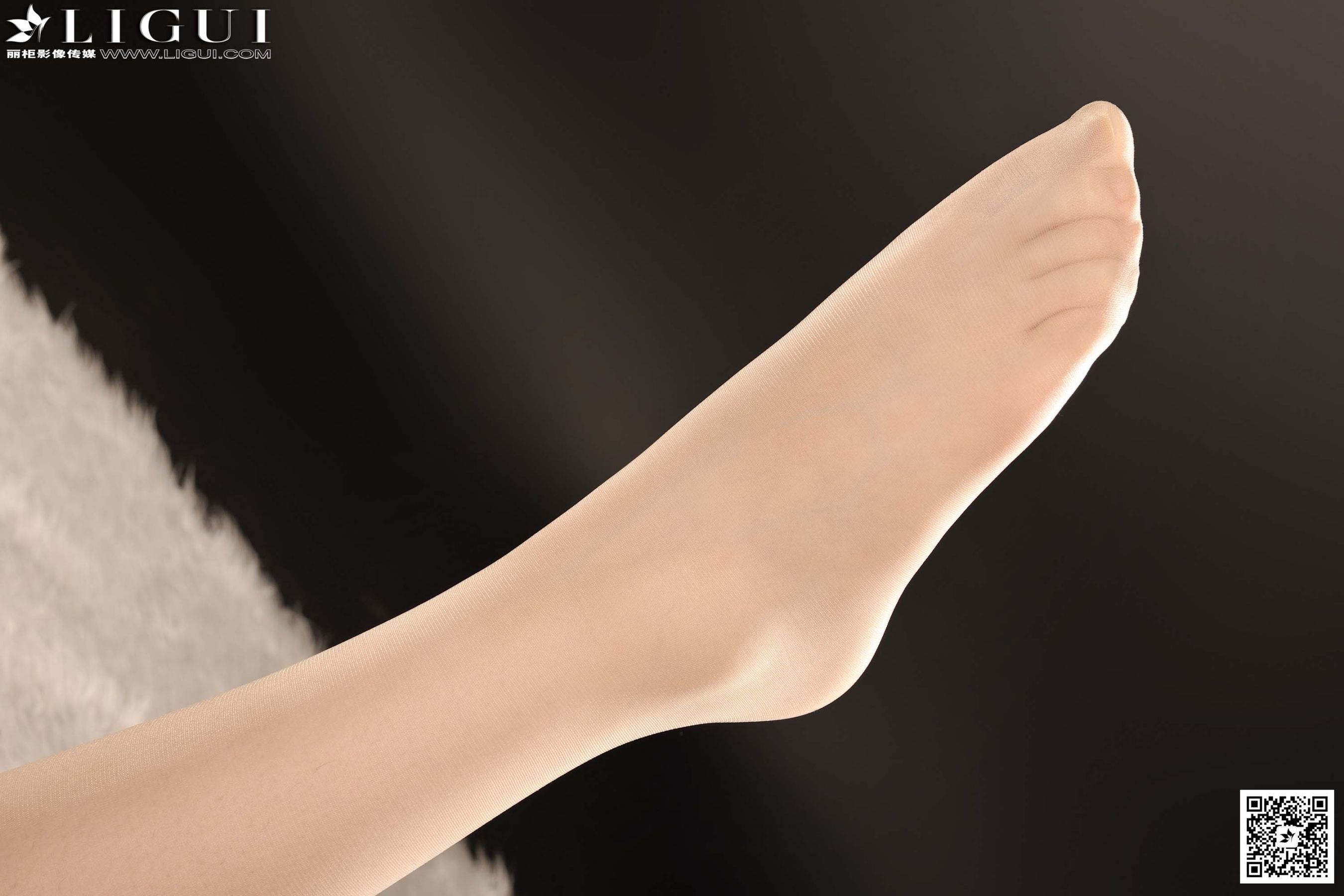 [丽柜LiGui] Model 菲菲《绿色职业装丽人丝足》美腿第6张