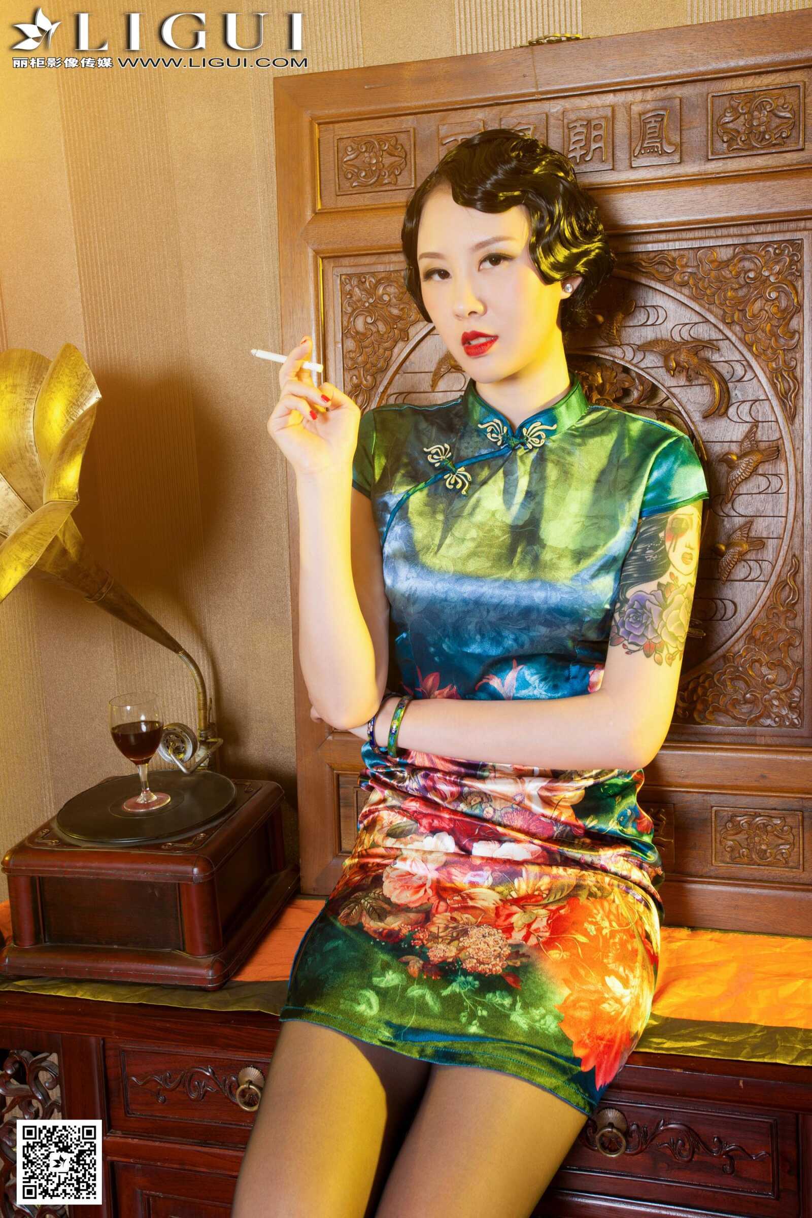 Model 菲菲《古典旗袍灰丝美足》上下全集 [丽柜第14张